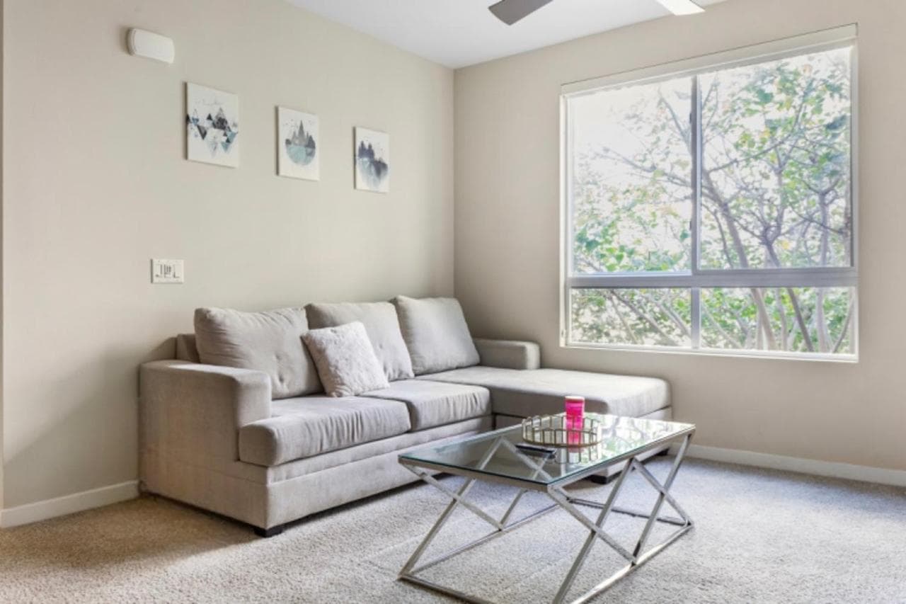 Luxury 2 Bedroom 2 Bathroom With Fitness Center and Pool property views in Los Angeles, CA — gallery photo 3