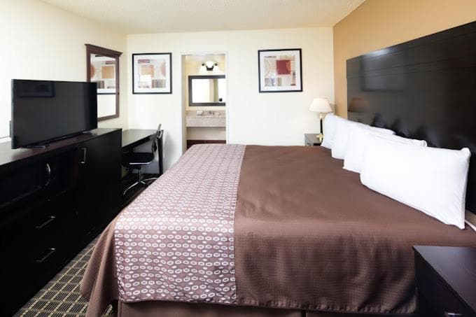 GuestPlace Inn & Suites property views in Redding, CA — gallery photo 3