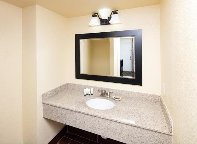 GuestPlace Inn & Suites interior in Redding, CA — gallery photo 2