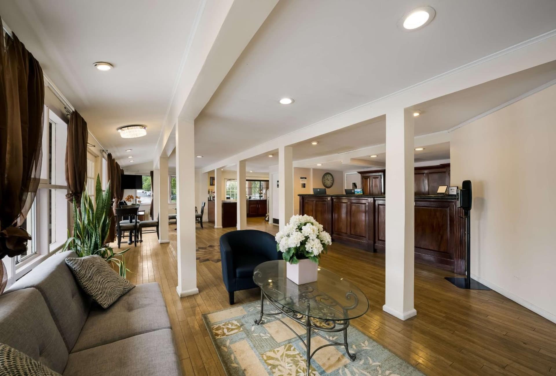 SureStay Plus by Best Western Woodbury Inn interior in Woodbury — gallery photo 2