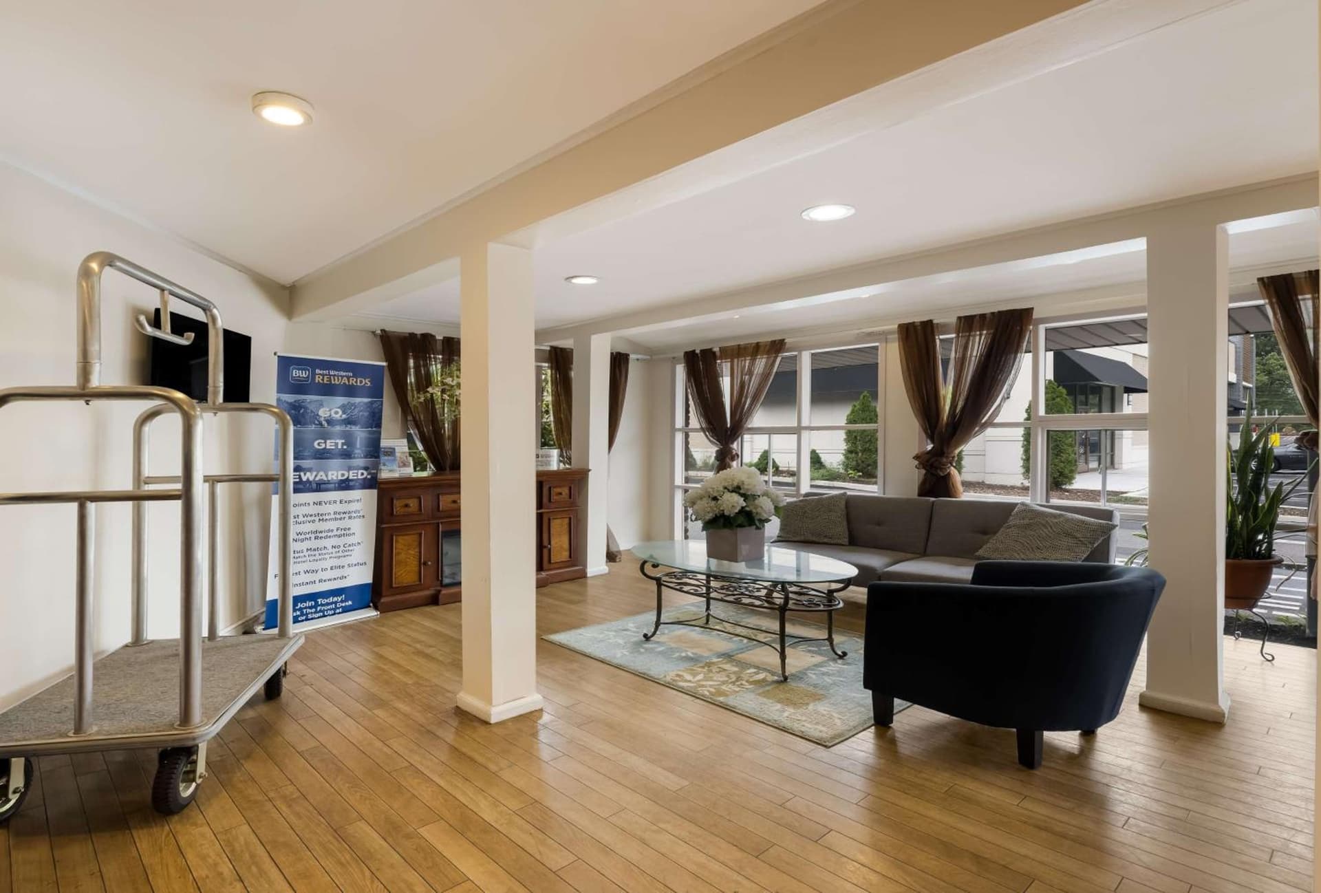 SureStay Plus by Best Western Woodbury Inn property views in Woodbury — gallery photo 3