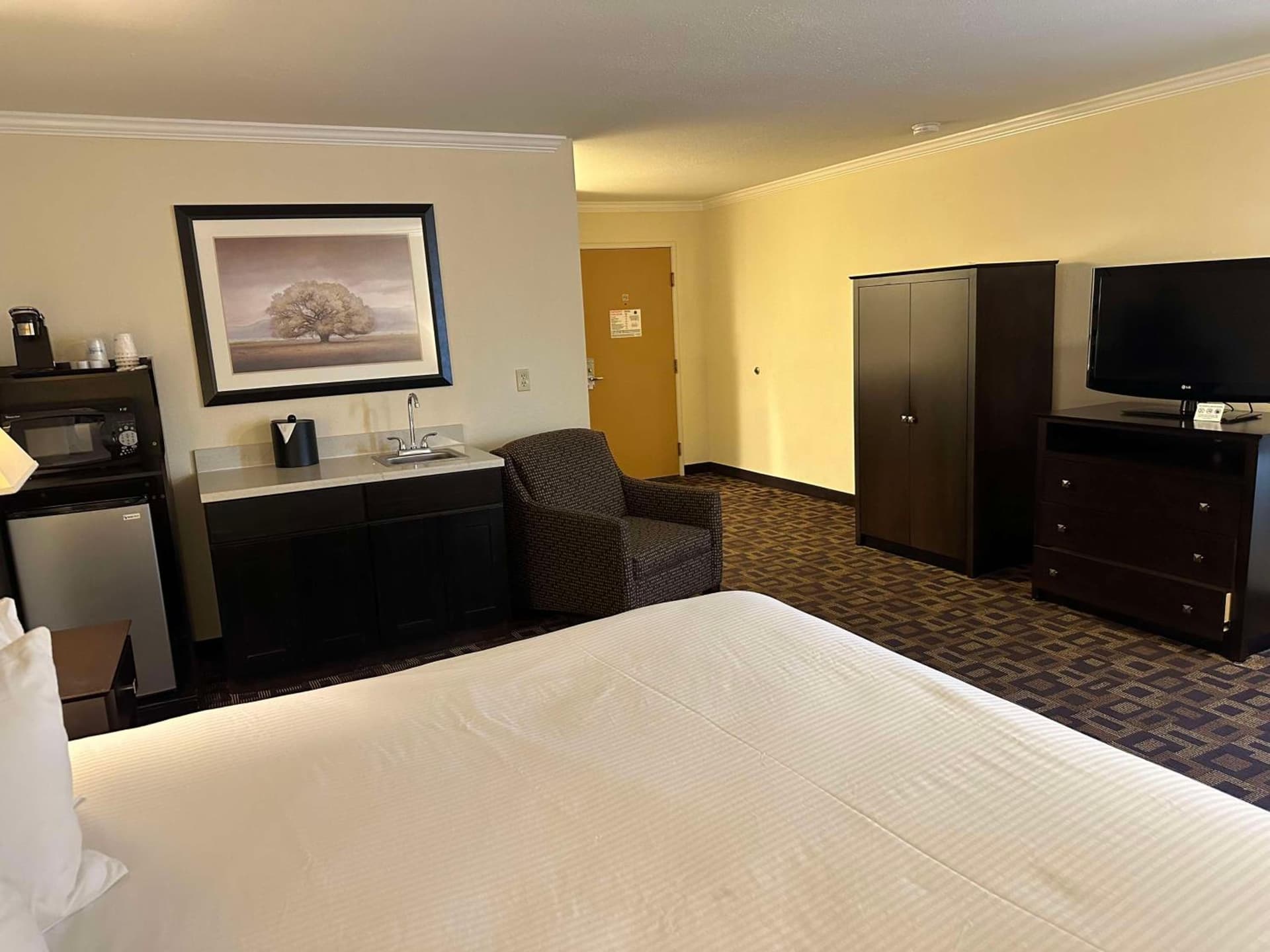 Best Western PLUS Inn of Hayward property views in Hayward, CA — gallery photo 3