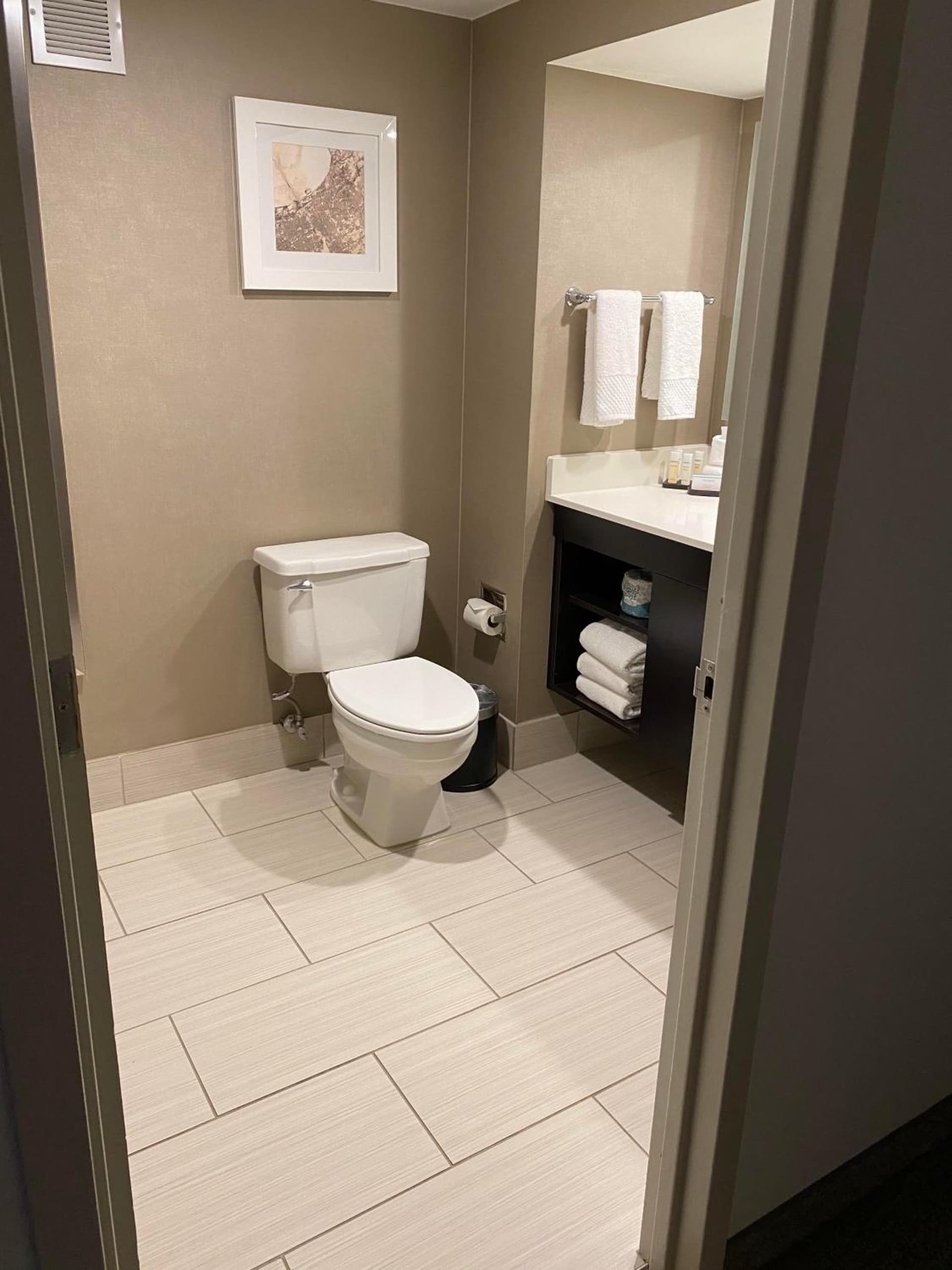 Embassy Suites by Hilton Milwaukee Brookfield gallery photo in Brookfield, WI — image 8