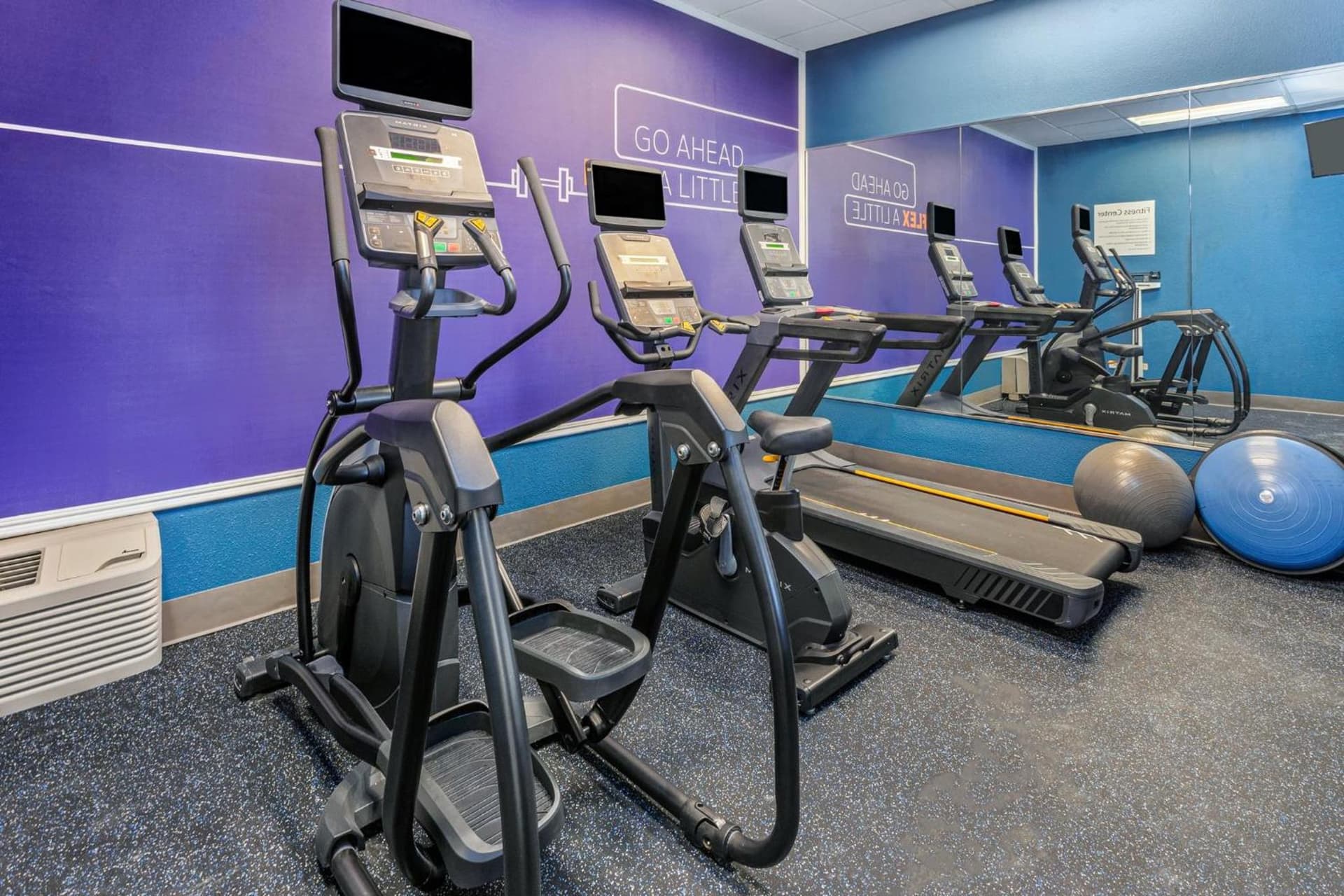 Holiday Inn Express Hotel & Suites Chicago-Algonquin by IHG gallery photo in Algonquin, IL — image 11