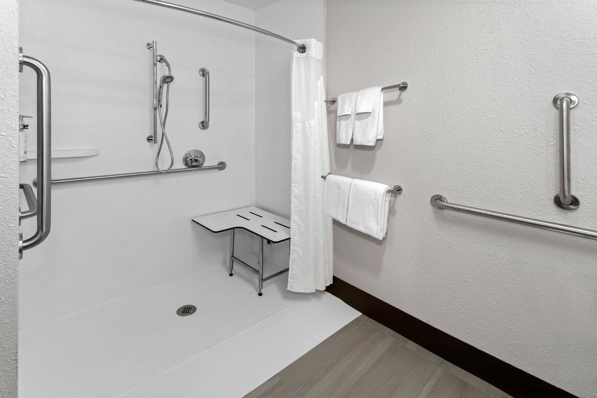 Holiday Inn Express Hotel & Suites Chicago-Algonquin by IHG gallery photo in Algonquin, IL — image 22