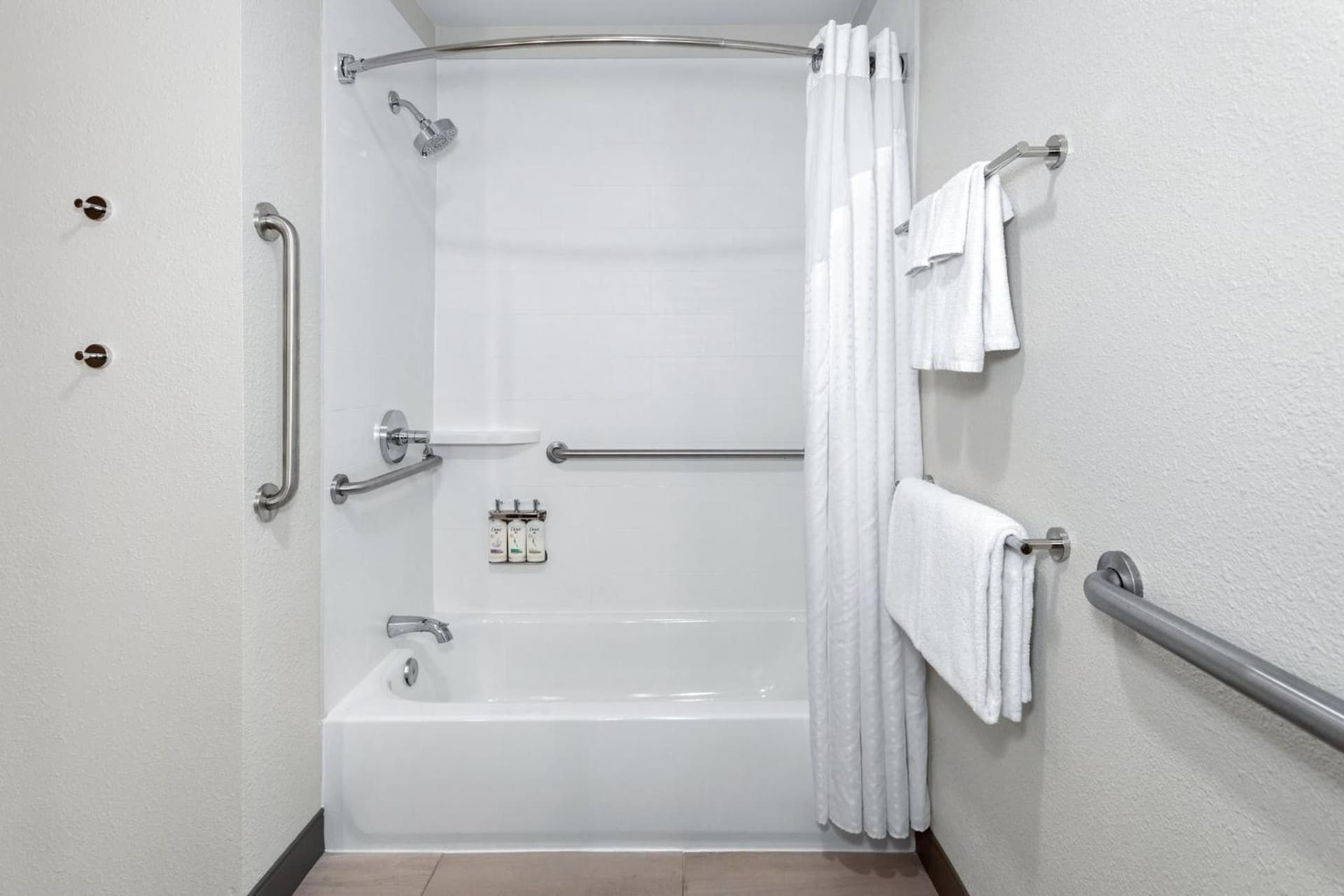 Holiday Inn Express Hotel & Suites Chicago-Algonquin by IHG gallery photo in Algonquin, IL — image 57