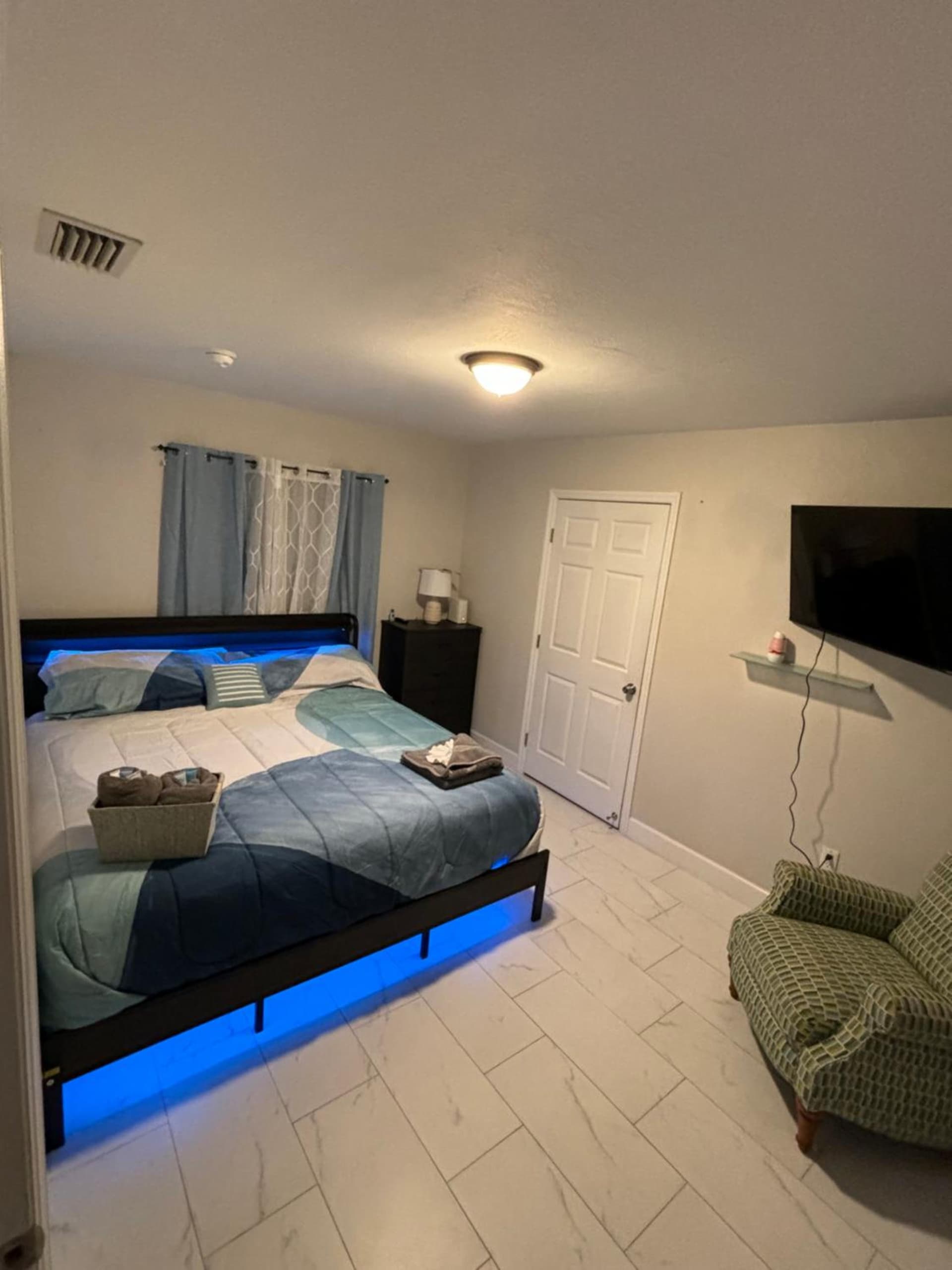 Hard Rock Stadium Home interior in Miami Gardens, FL — gallery photo 2