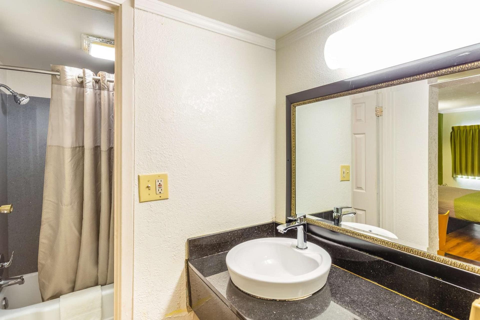Motel 6-Huntington, WV interior in Huntington, WV — gallery photo 2