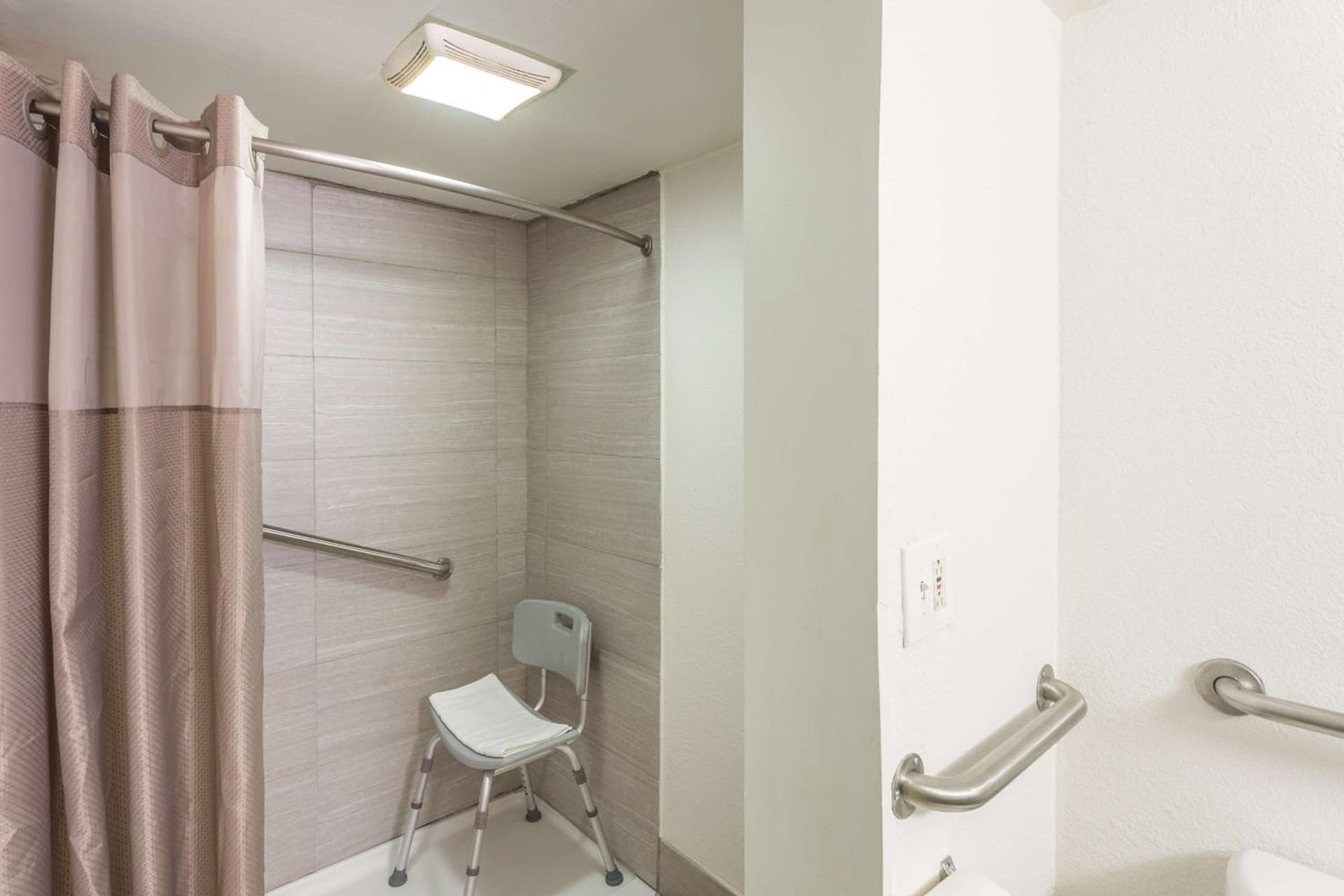 Motel 6-Huntington, WV gallery photo in Huntington, WV — image 19