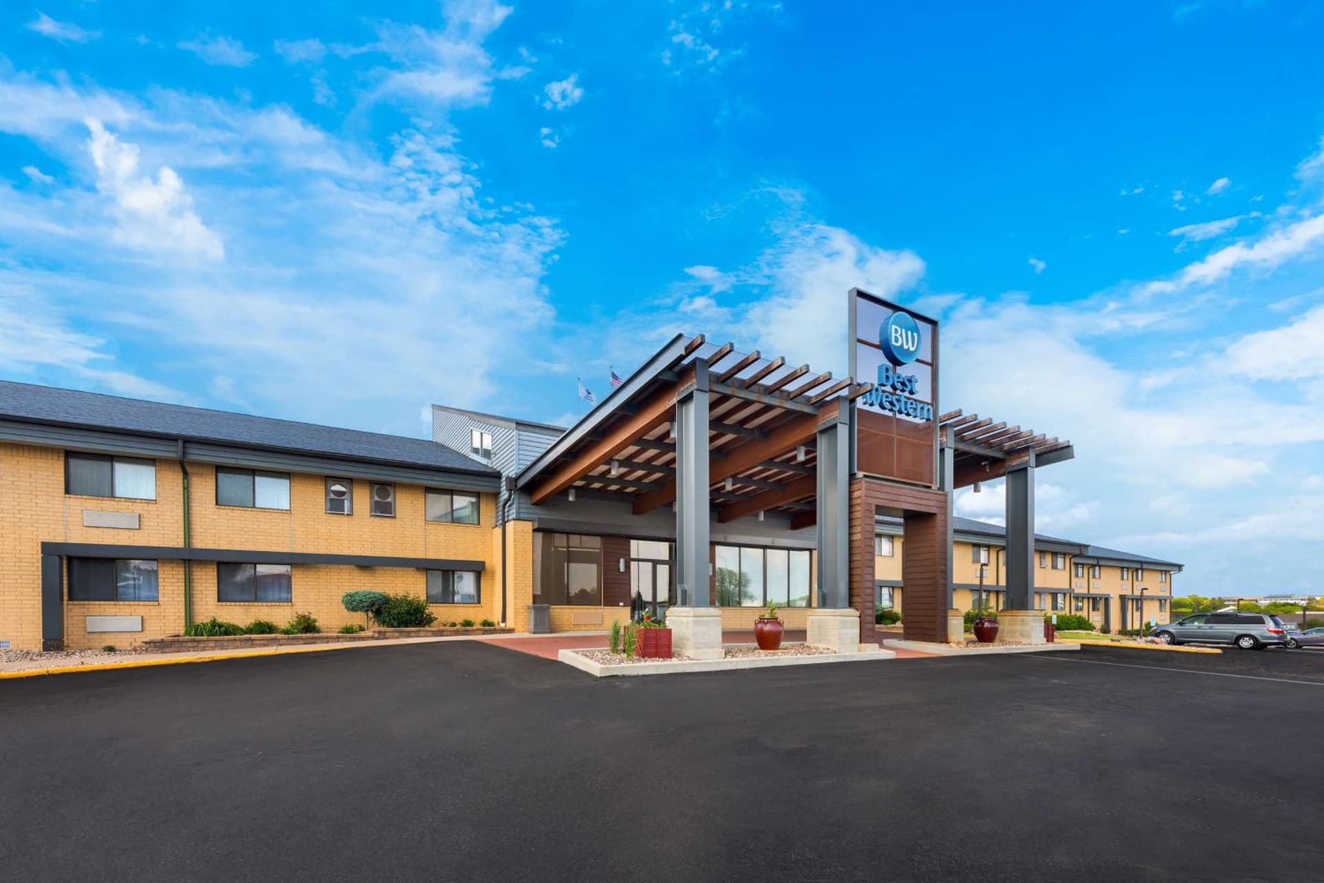 Best Western West Towne Suites property views in Madison, WI — gallery photo 3