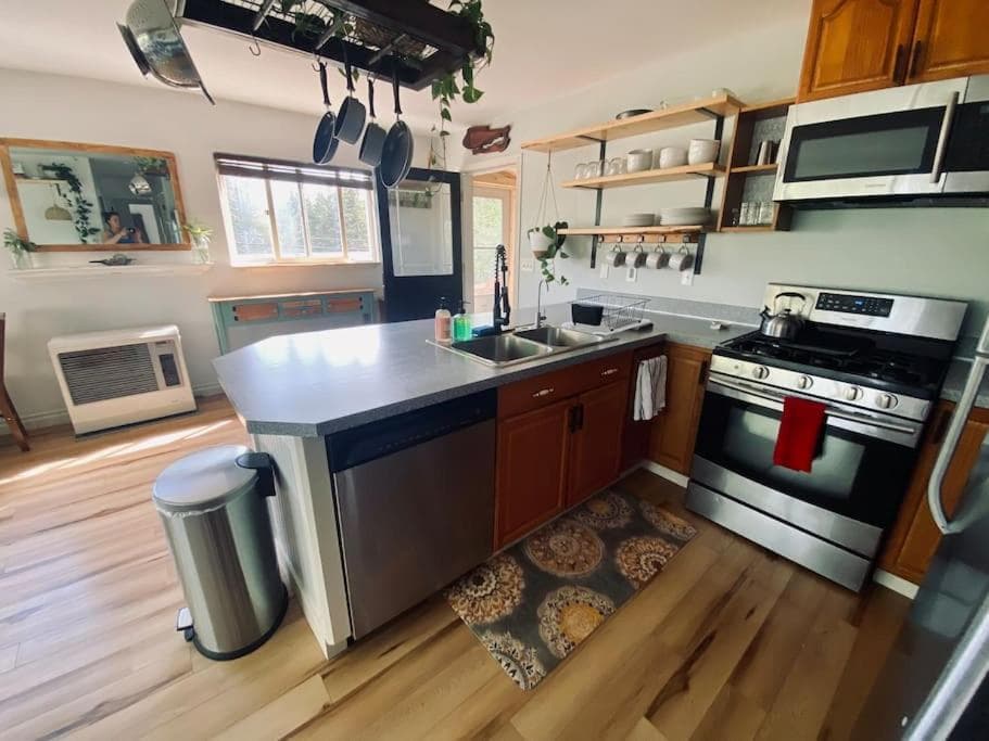 Fairview Getaway interior in Homer, AK — gallery photo 2