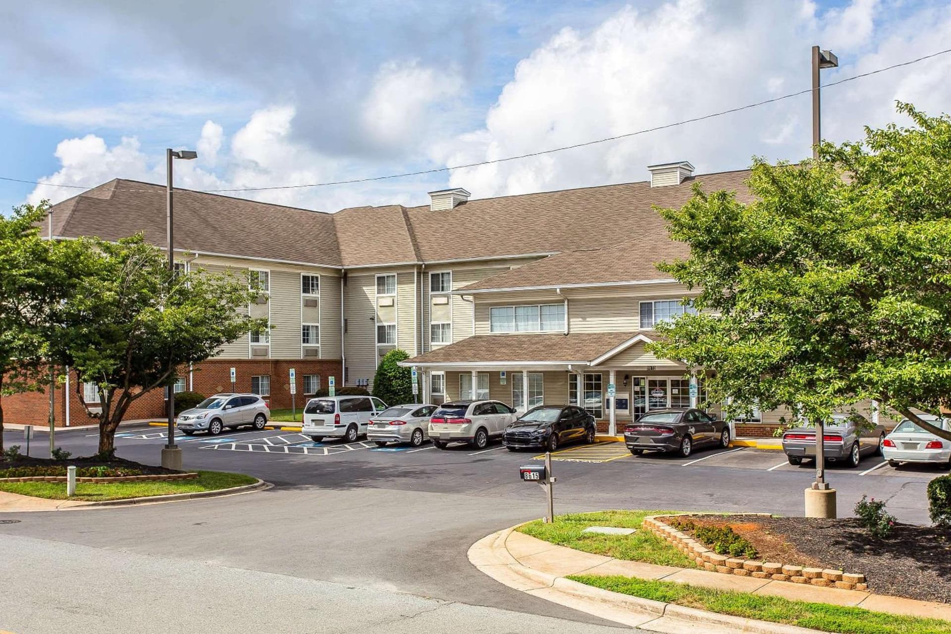 Suburban Studios near University of North Carolina-Charlotte interior in Charlotte, NC — gallery photo 2
