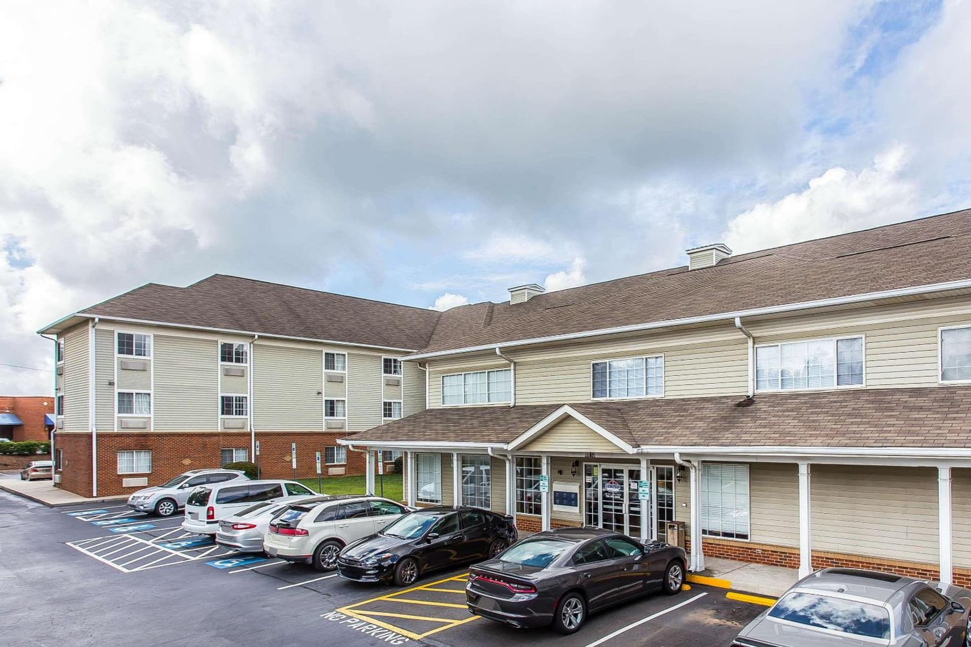 Suburban Studios near University of North Carolina-Charlotte property views in Charlotte, NC — gallery photo 3