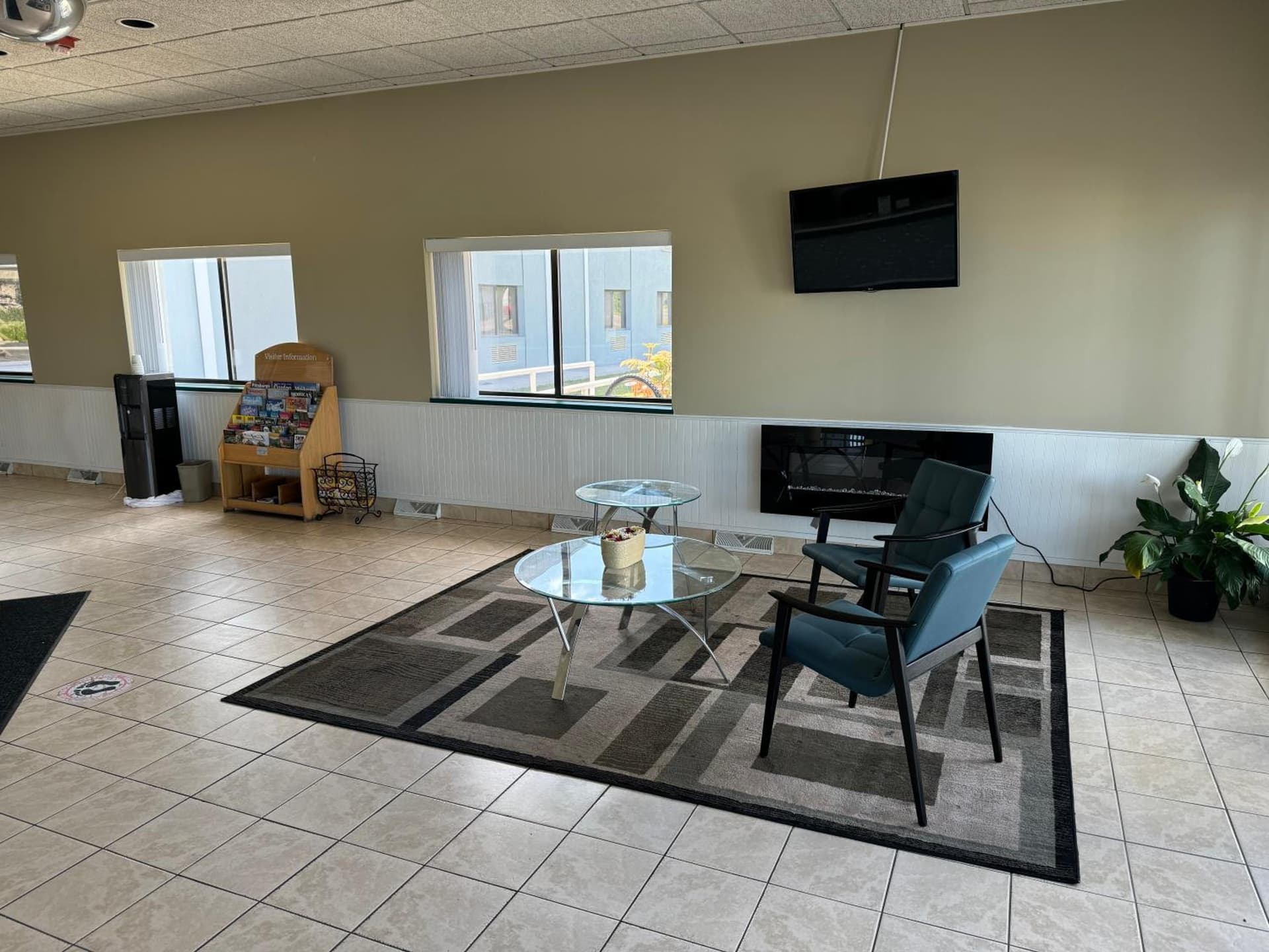 South Ridge Inn interior in North Ridgeville, OH — gallery photo 2