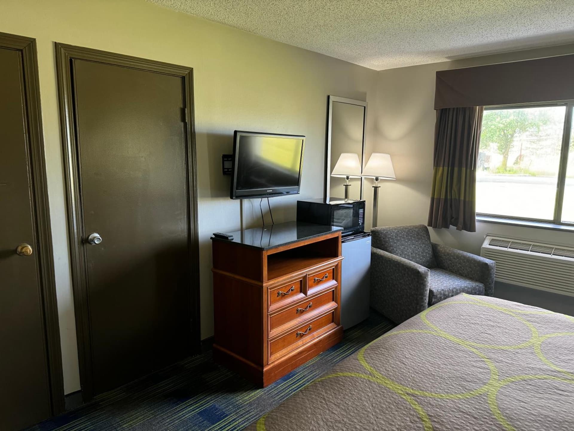 South Ridge Inn interior in North Ridgeville, OH — gallery photo 2