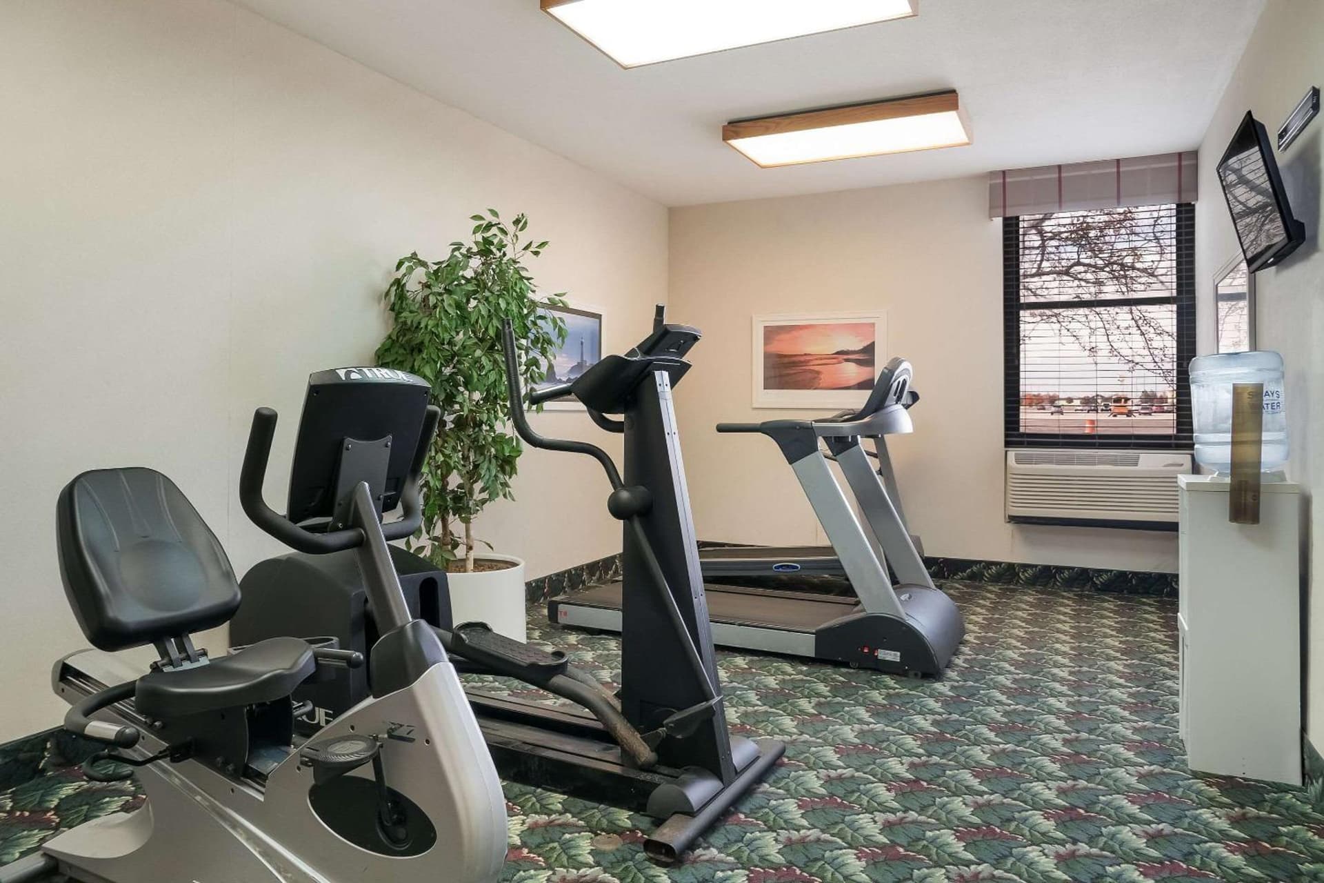 Quality Inn & Suites interior in Saginaw, MI — gallery photo 2