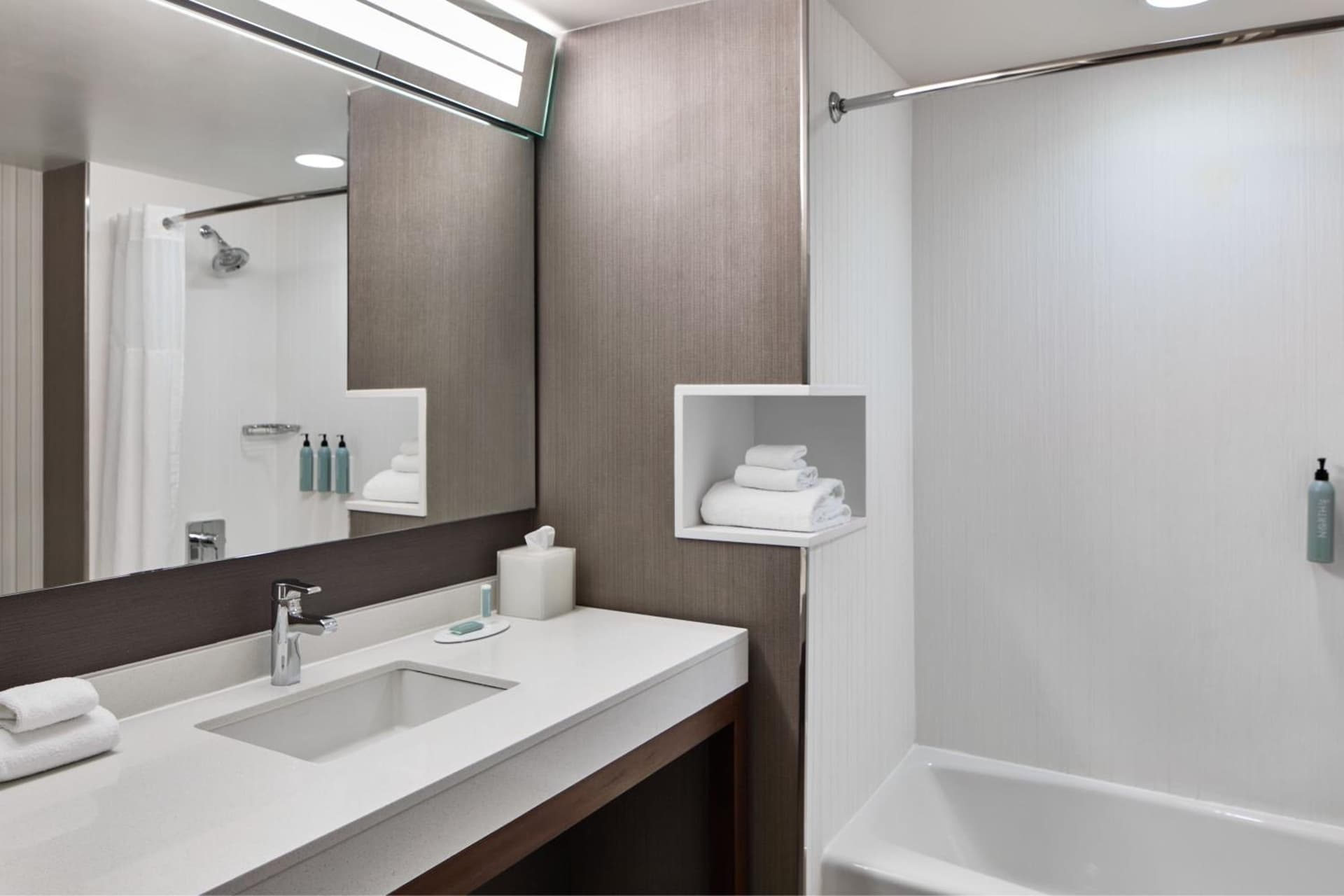 Courtyard by Marriott Atlanta NE/Duluth Sugarloaf interior in Duluth, GA — gallery photo 2