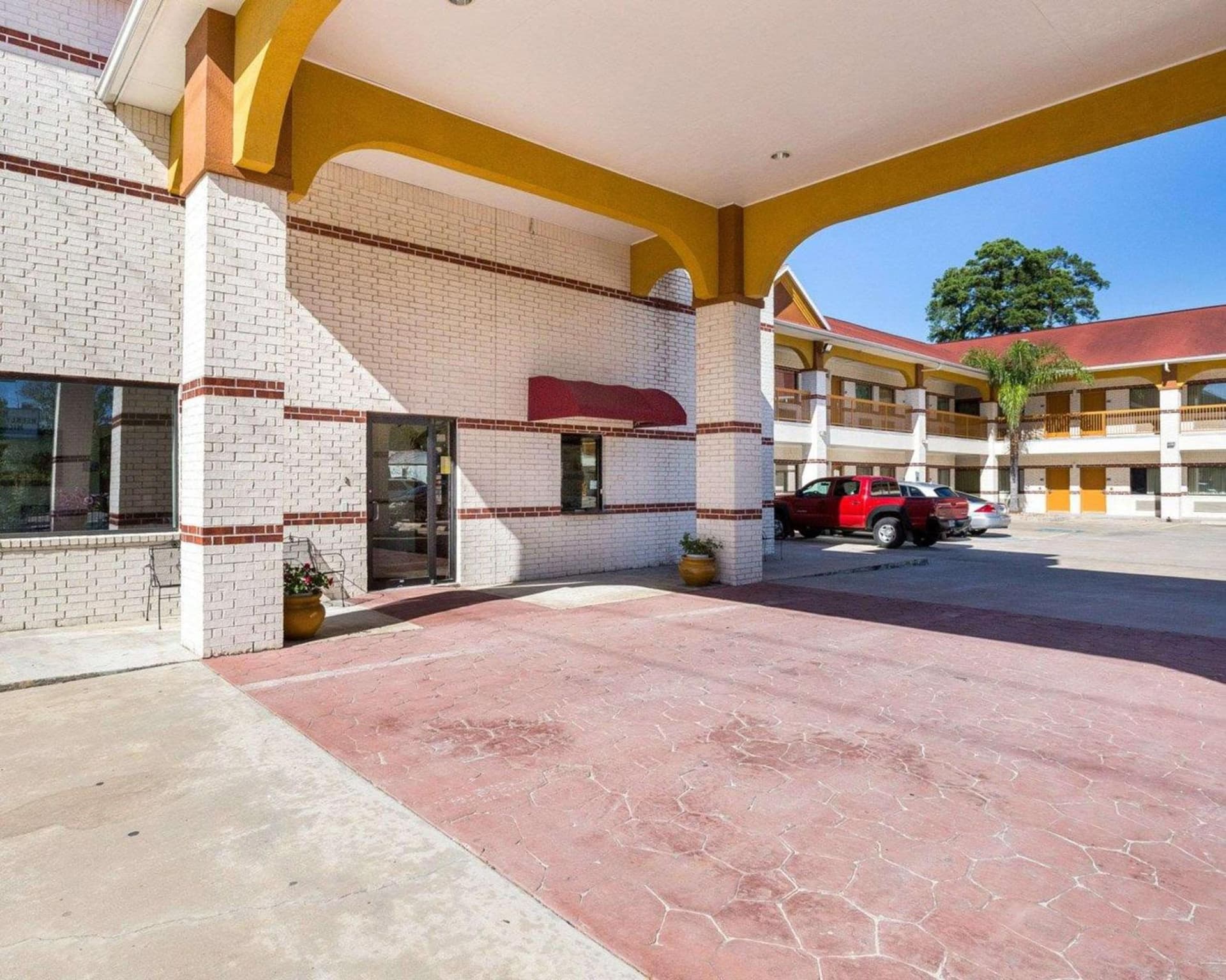 Rodeway Inn & Suites Humble IAH interior in Humble, TX — gallery photo 2