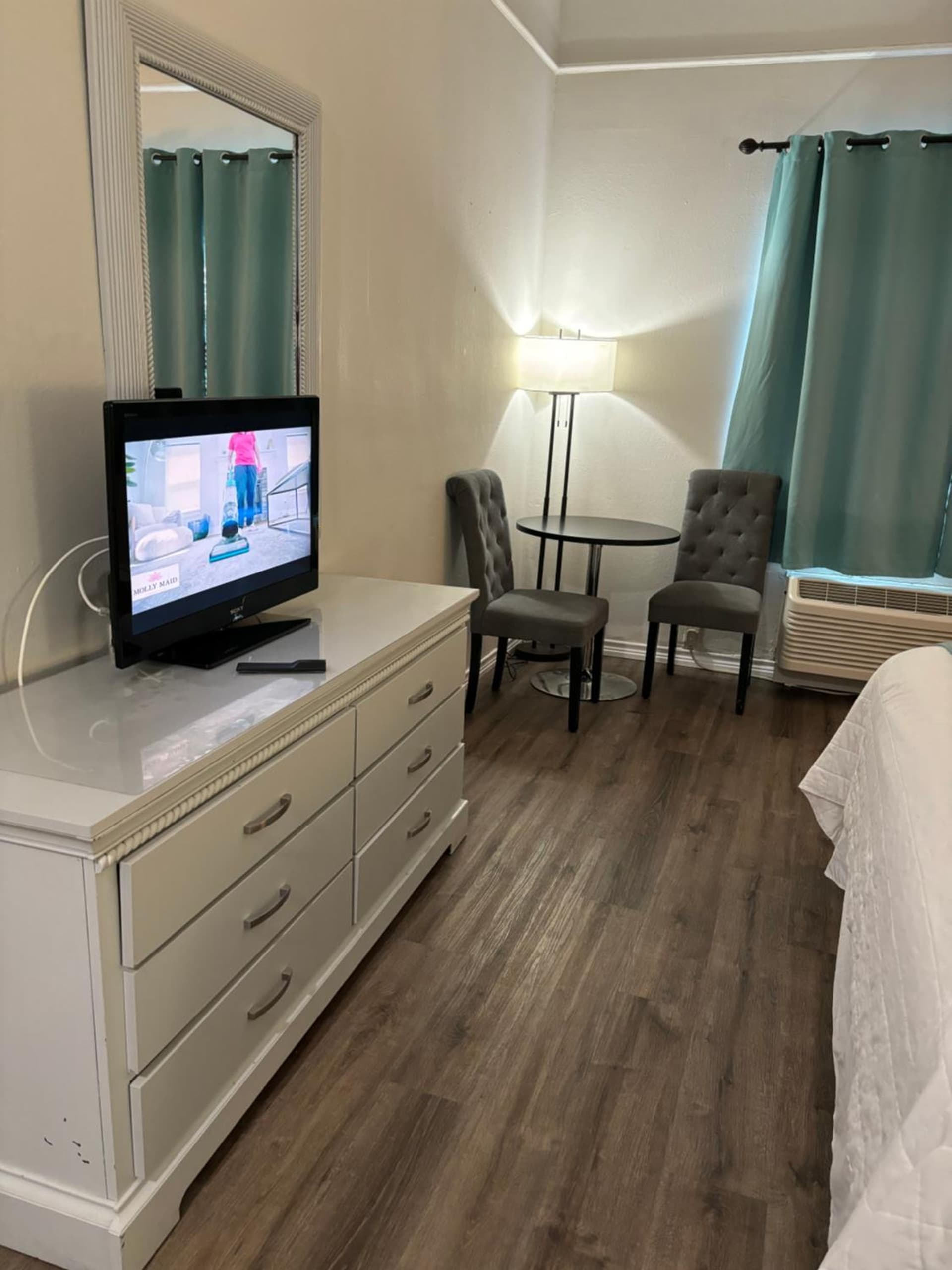 Deluxe Inn & Suites gallery photo in Brownsville, TX — image 20