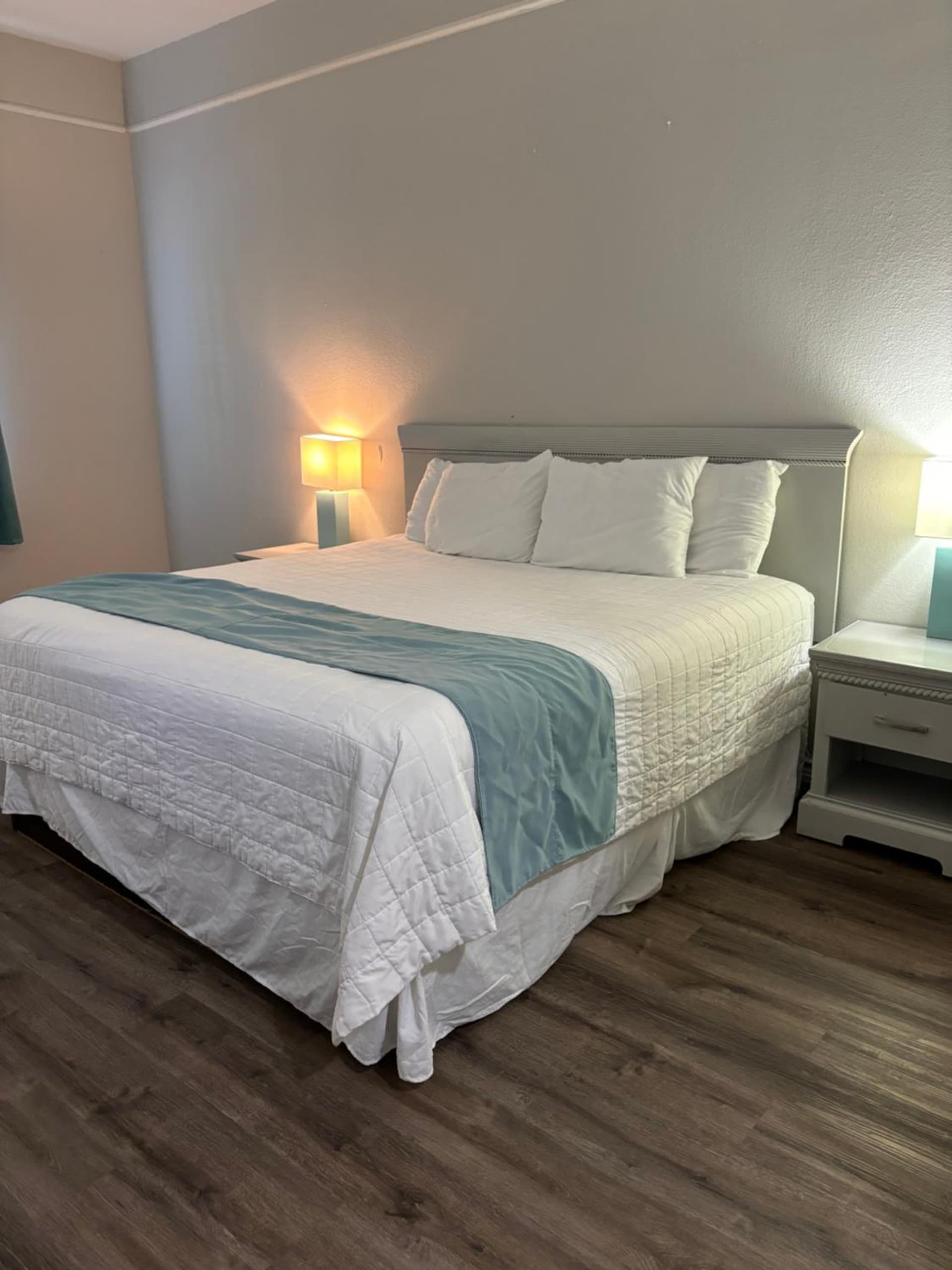 Deluxe Inn & Suites gallery photo in Brownsville, TX — image 4