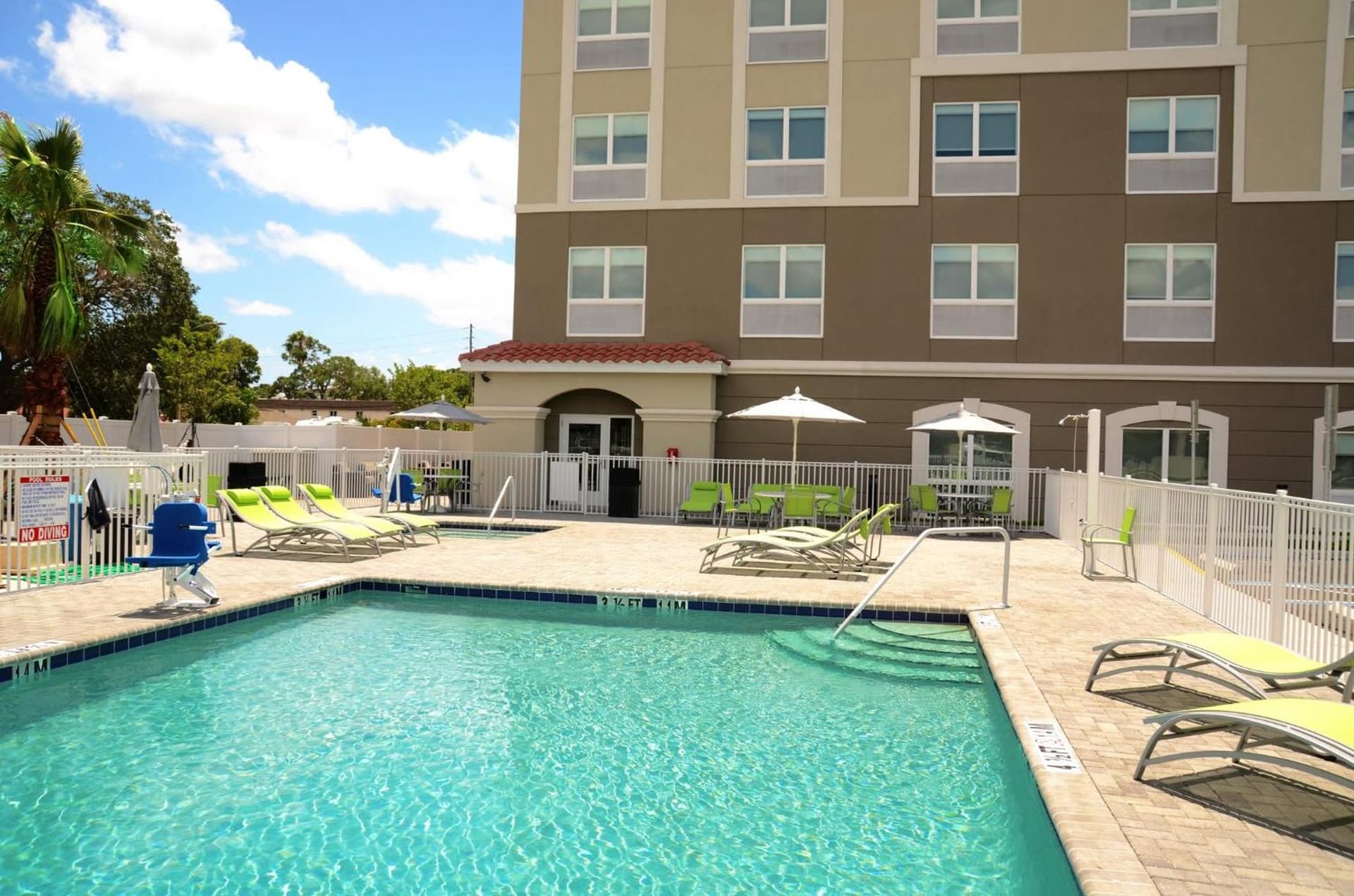 Holiday Inn Express & Suites - St. Petersburg - Madeira Beach by IHG gallery photo in St Petersburg, FL — image 15