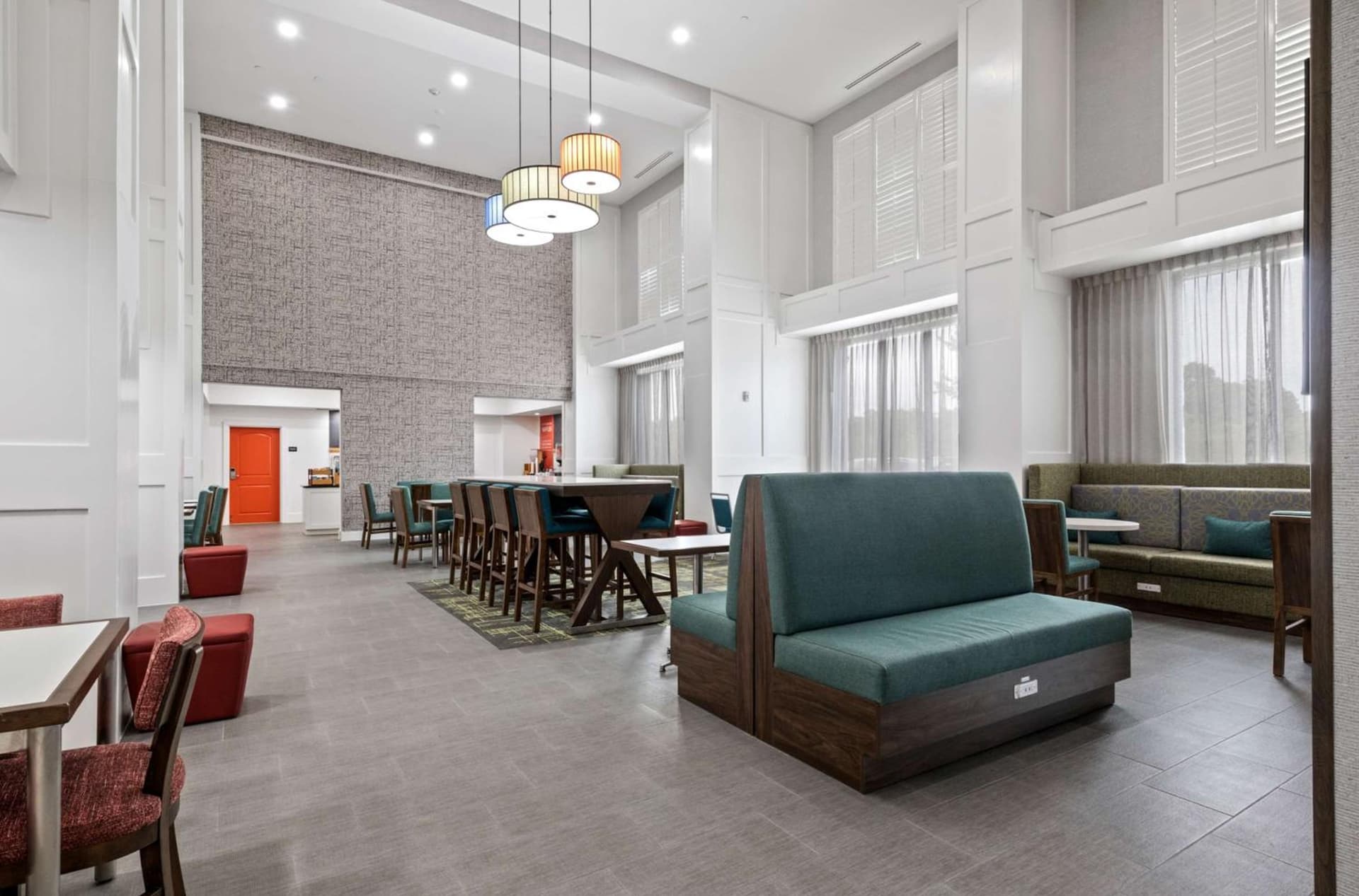 Hampton Inn & Suites Mount Pleasant interior in Mount Pleasant, TX — gallery photo 2