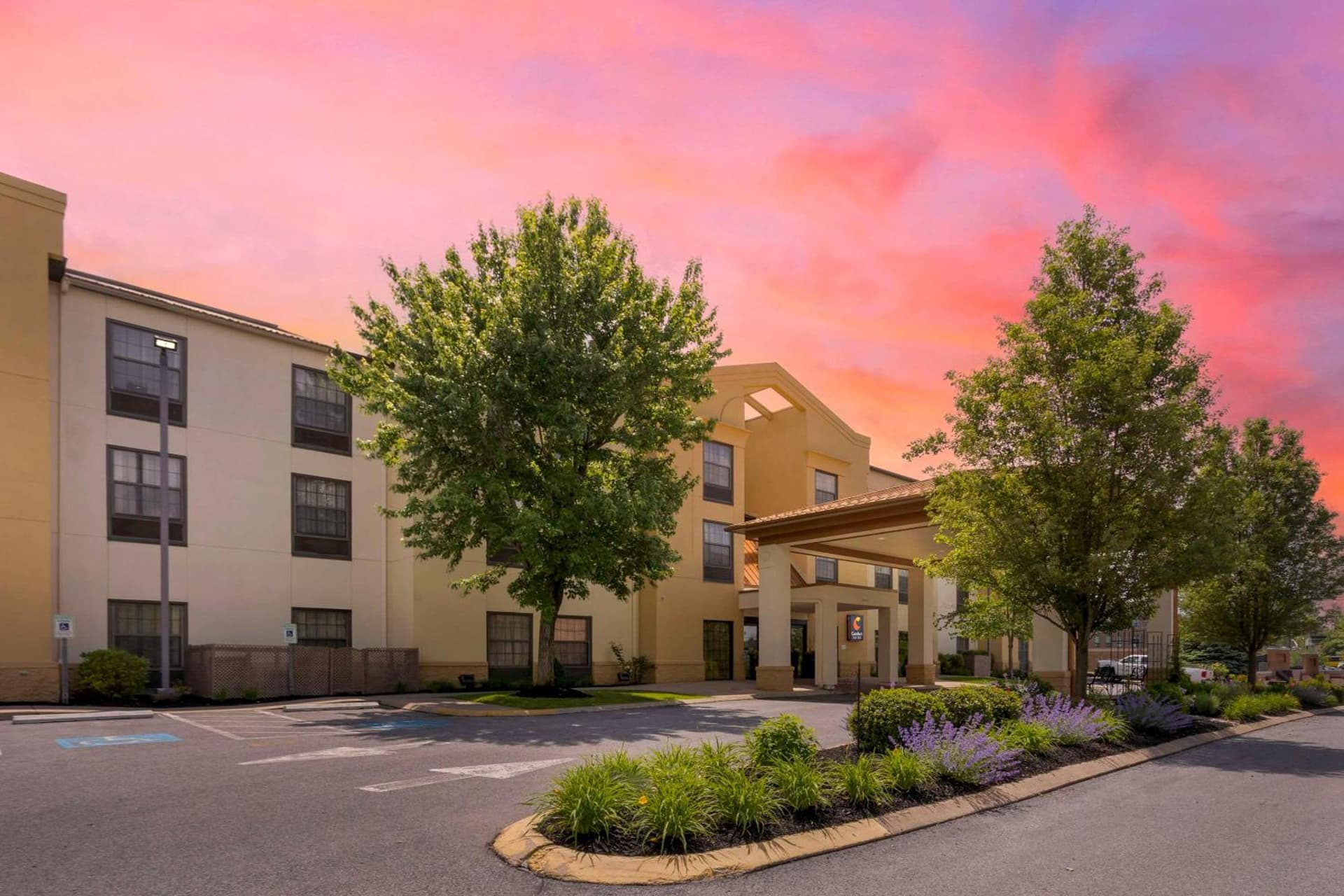 Comfort Suites State College near Penn State - Steps Away from PSU! interior in State College, PA — gallery photo 2