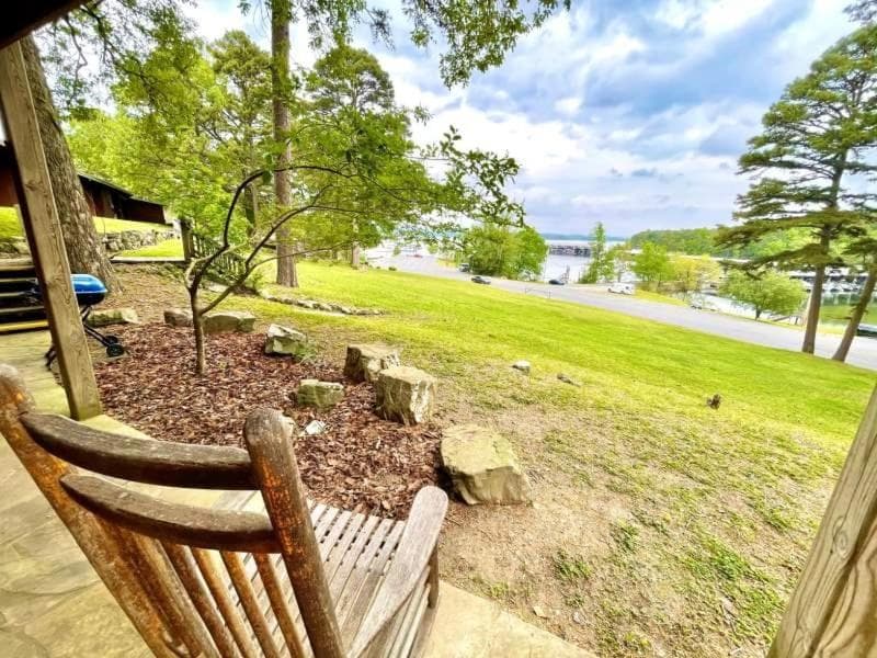 Mountain Harbor Queen Guest Room on Lake Ouachita interior in Mount Ida, AR — gallery photo 2