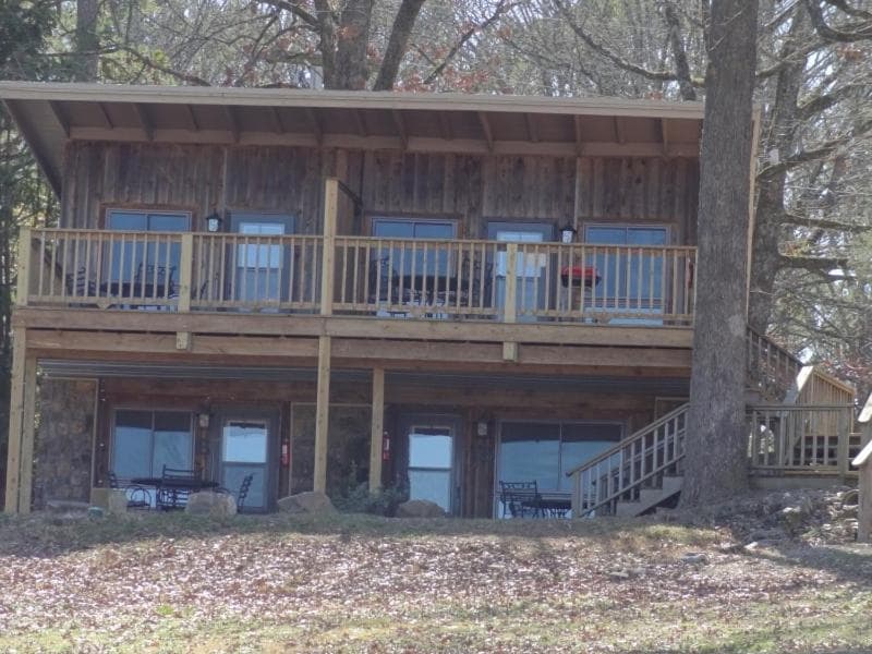 Mountain Harbor Queen Guest Room on Lake Ouachita featured exterior or lobby in Mount Ida, AR — similar hotel