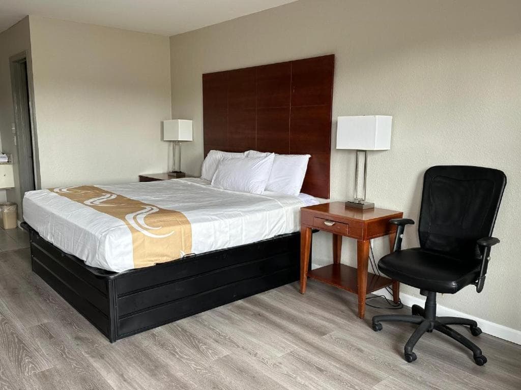Express Inn New Albany I 22 interior in New Albany, MS — gallery photo 2