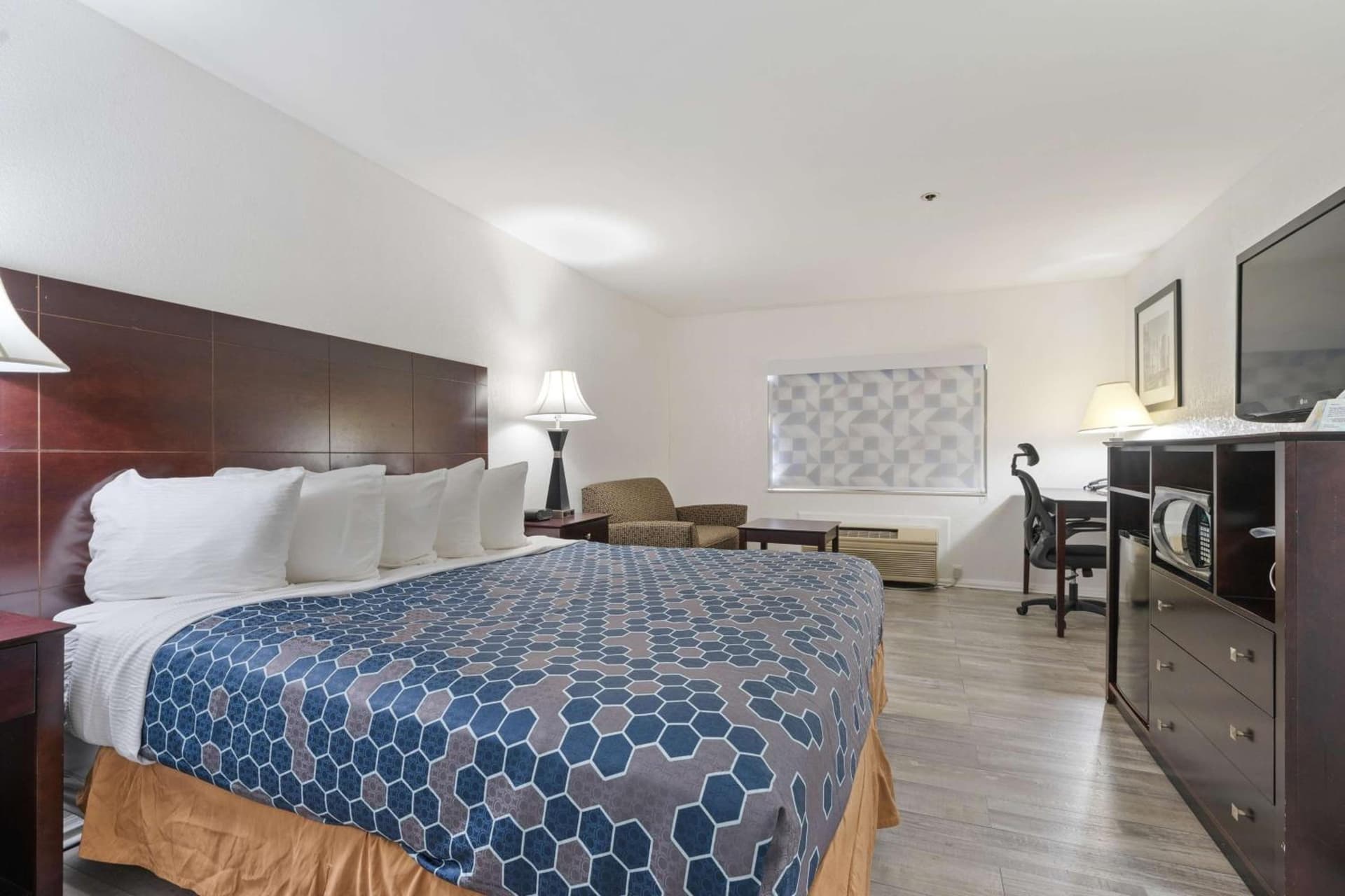 Best Western Oakbrook Inn interior in Oakbrook Terrace, IL — gallery photo 2