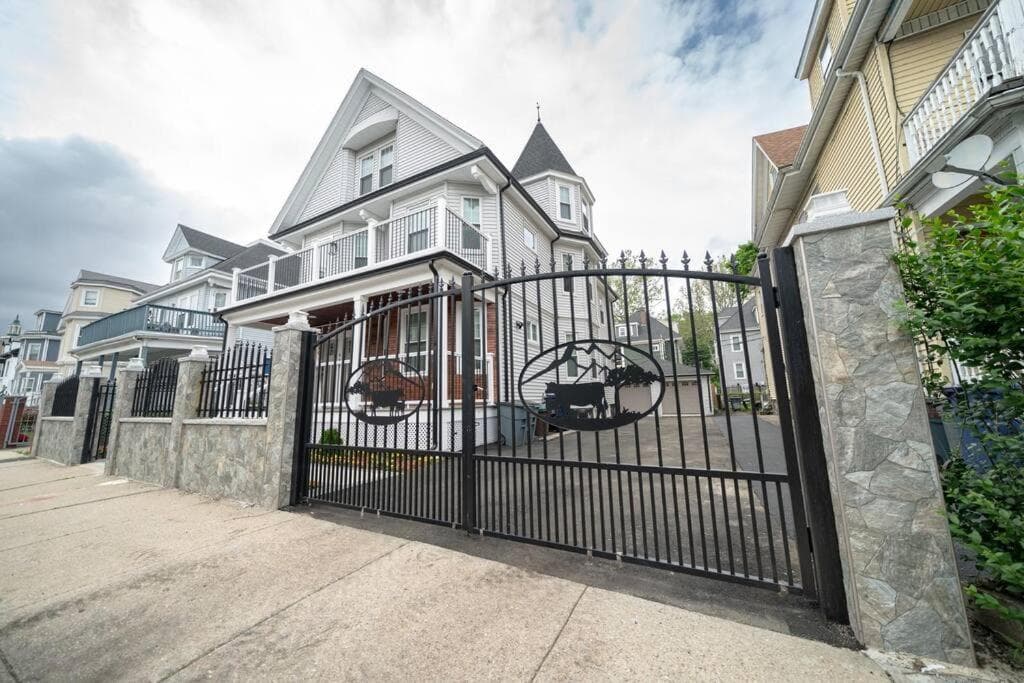 Bright & Spacious 4BR & 2BA Boston Apt - Bathtub, Free Parking near Red Line 802 featured exterior or lobby in Boston, MA — similar hotel