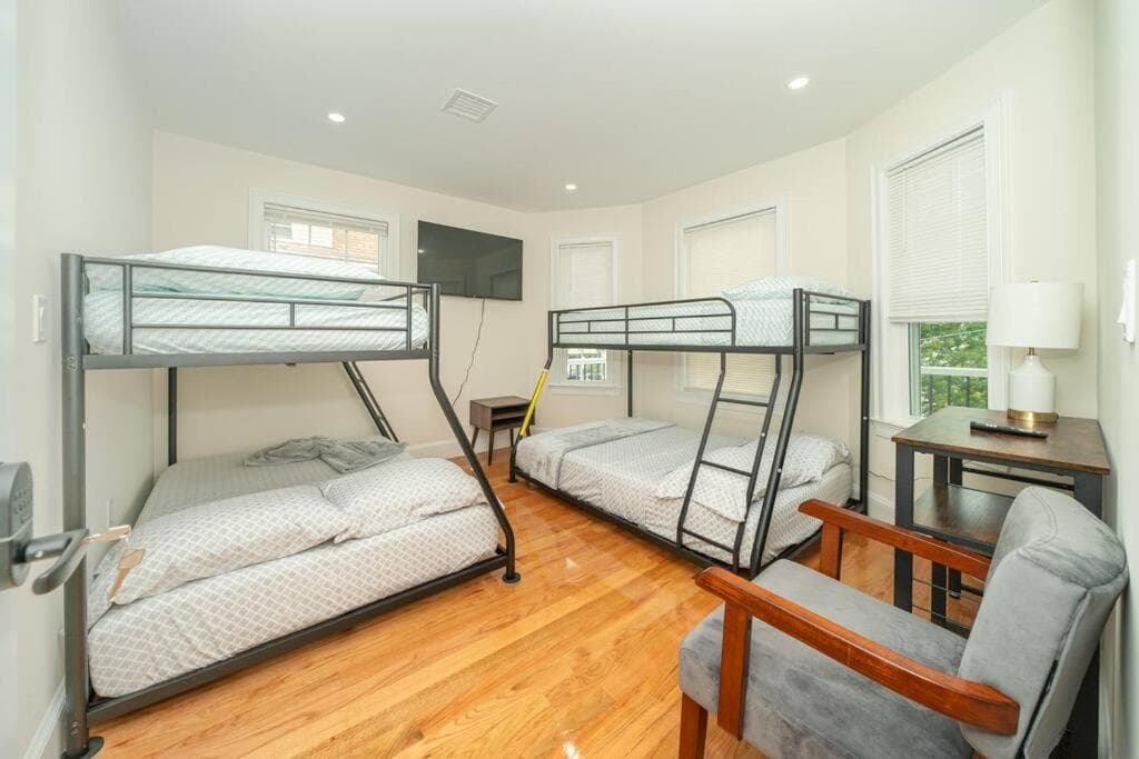 Bright & Spacious 4BR & 2BA Boston Apt - Bathtub, Free Parking near Red Line 802 interior in Boston, MA — gallery photo 2