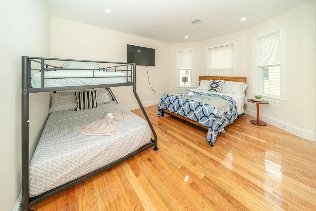 Bright & Spacious 4BR & 2BA Boston Apt - Bathtub, Free Parking near Red Line 802 property views in Boston, MA — gallery photo 3