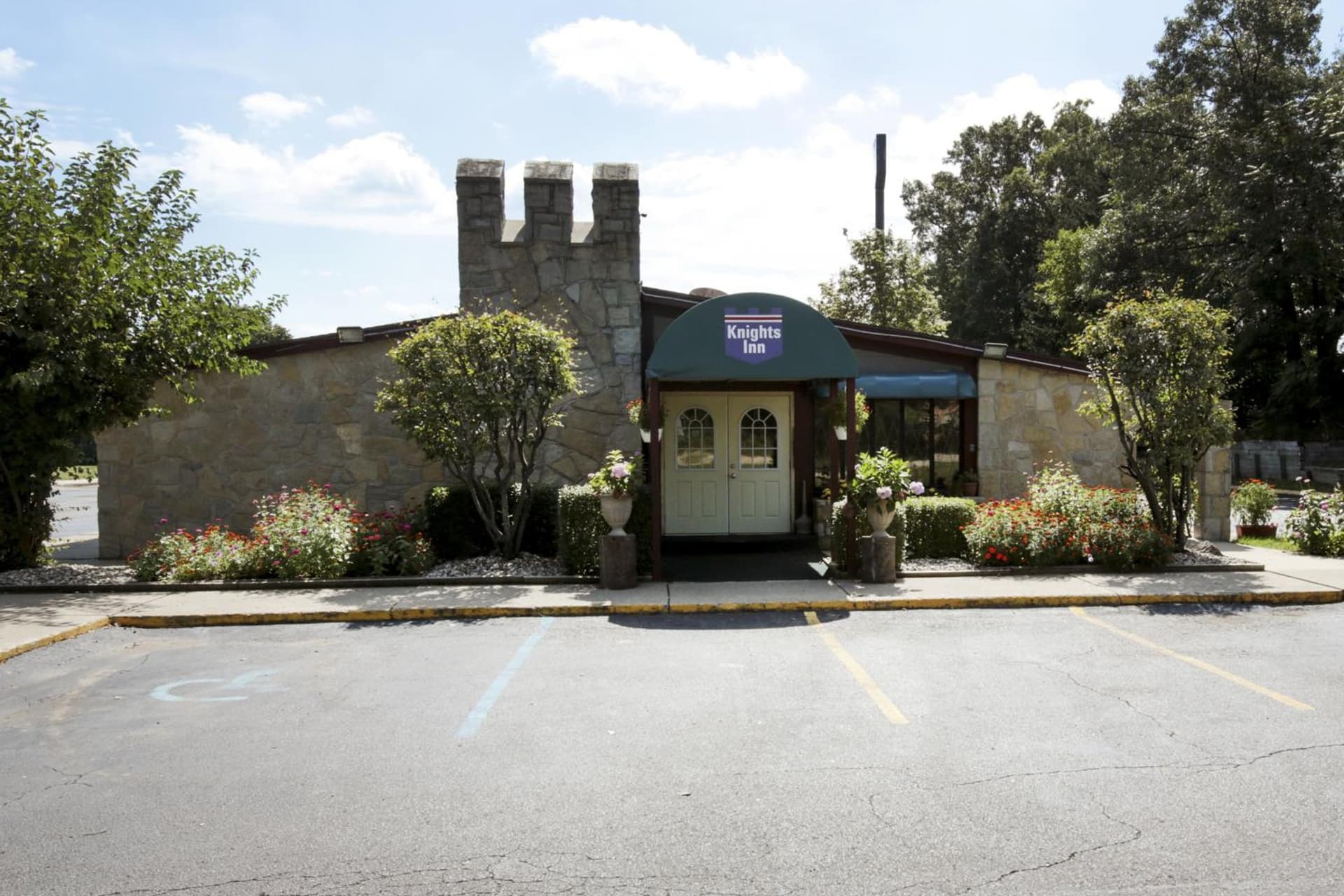 Knights Inn - Battle Creek interior in Battle Creek, MI — gallery photo 2
