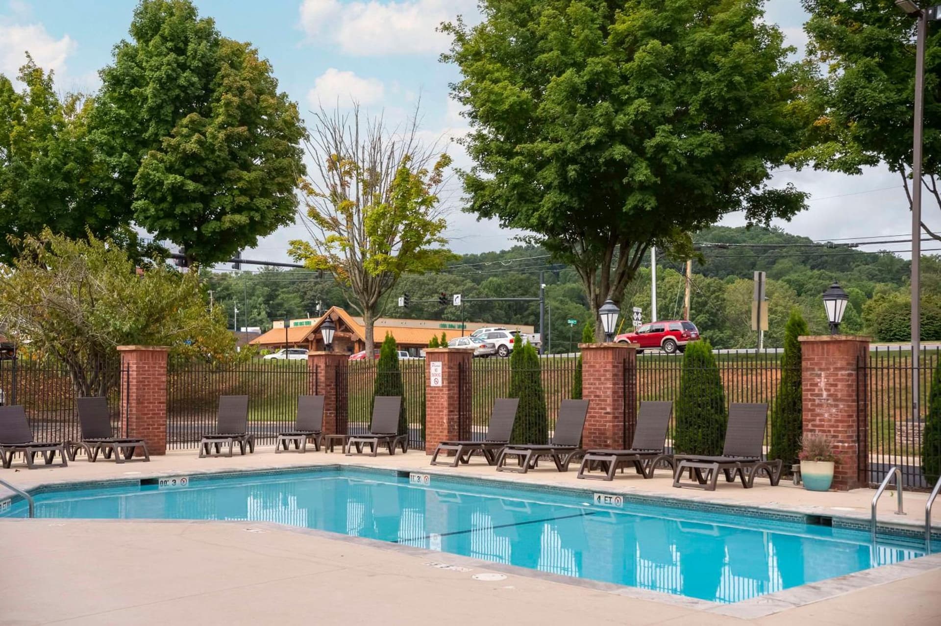 Comfort Suites Outlet Center property views in Asheville, NC — gallery photo 3