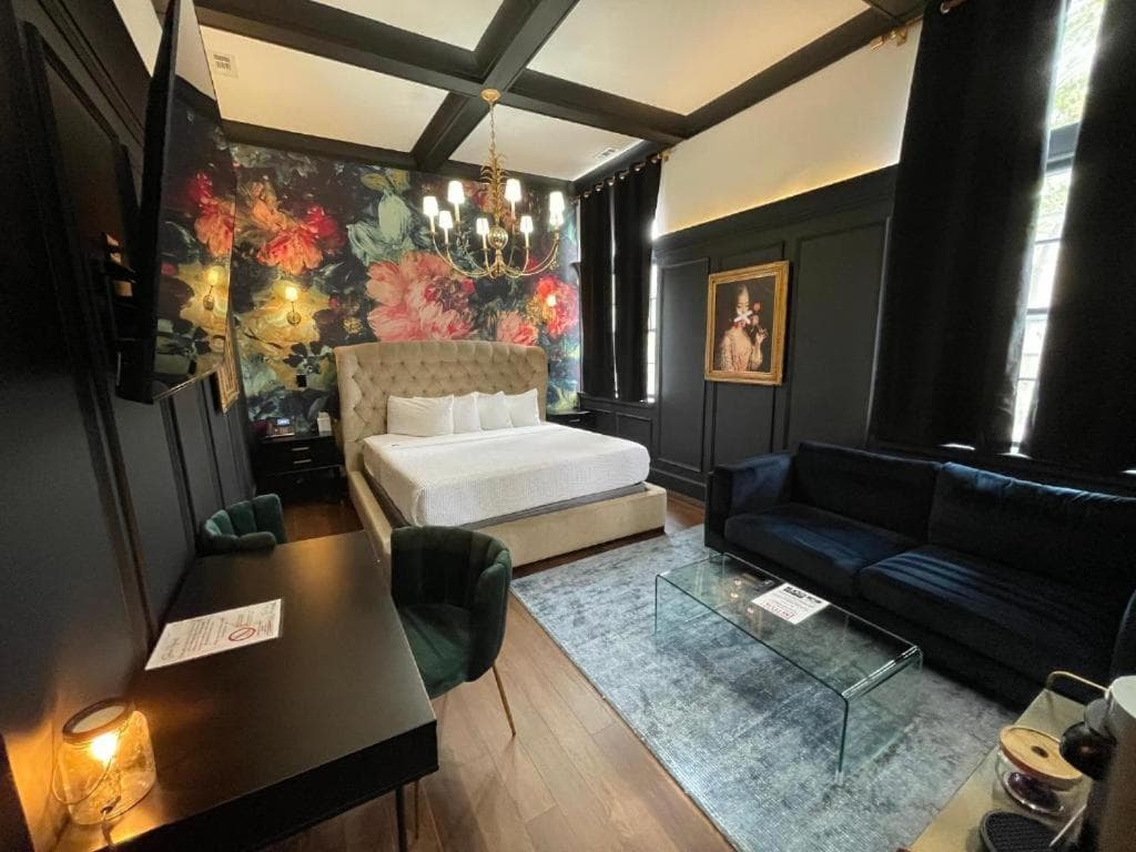 The Front Street Inn interior in Wilmington, NC — gallery photo 2