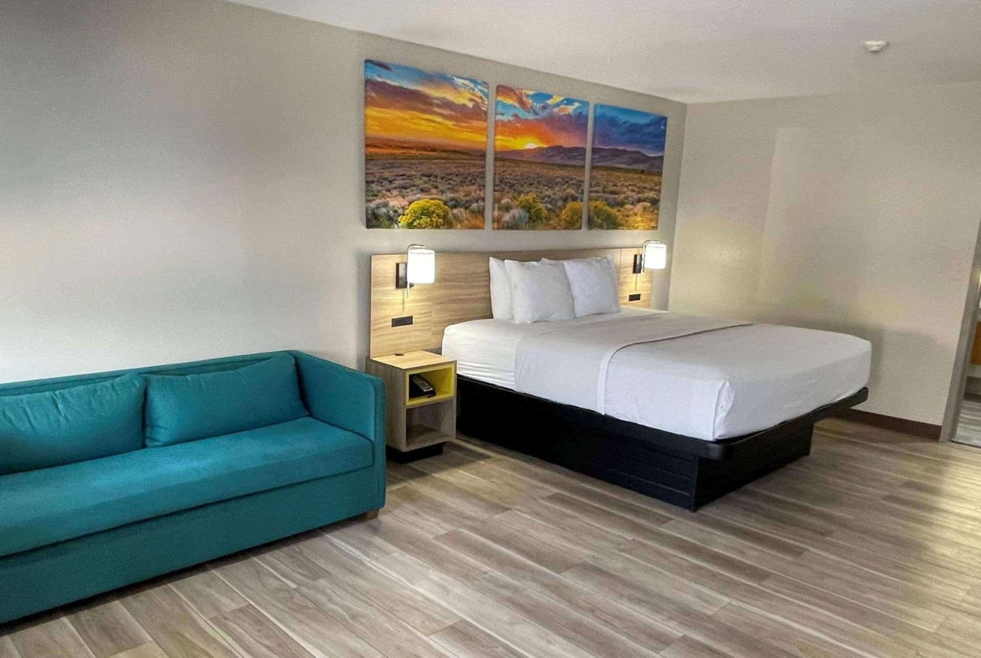 Days Inn by Wyndham New Braunfels interior in New Braunfels, TX — gallery photo 2
