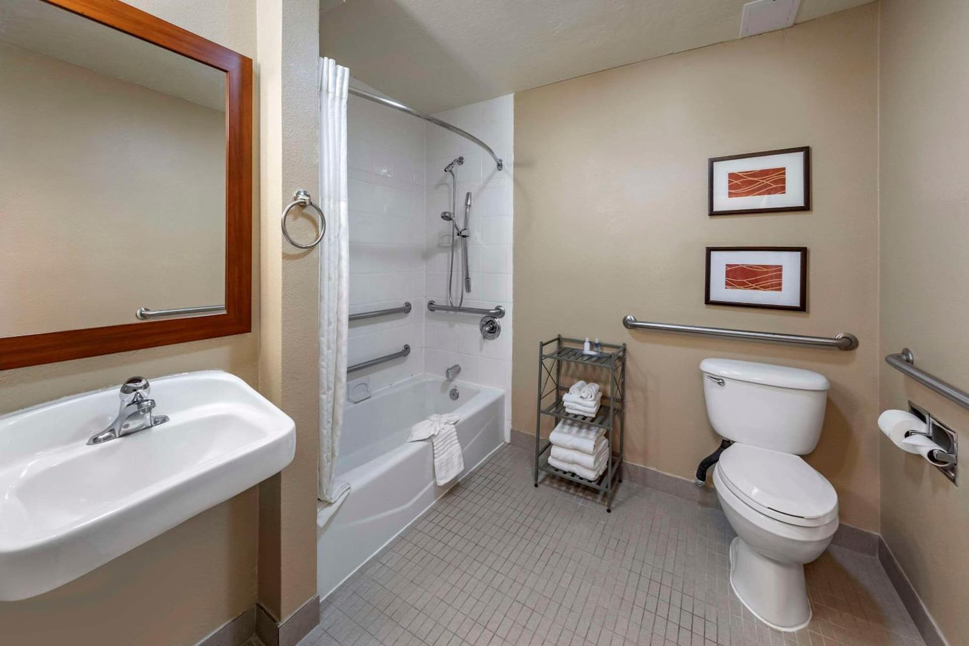 Comfort Inn & Suites Ventura Beach property views in Ventura, CA — gallery photo 3
