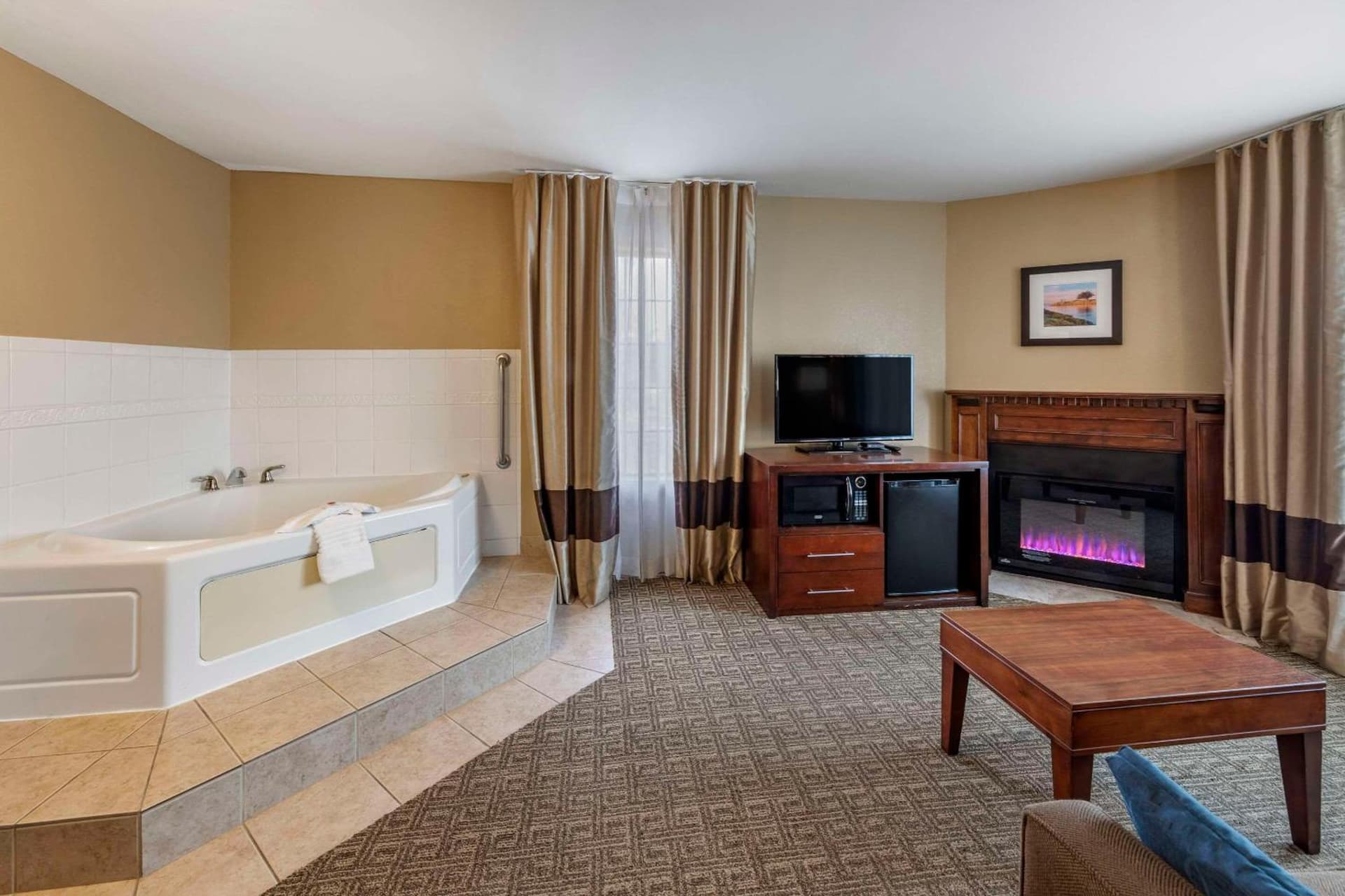 Comfort Inn & Suites Ventura Beach property views in Ventura, CA — gallery photo 3