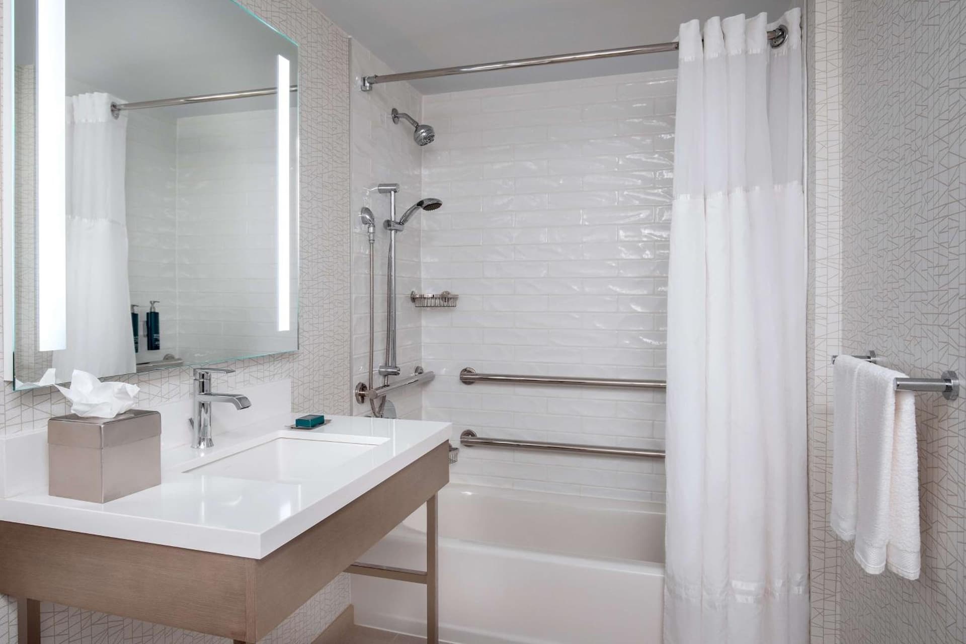 DoubleTree by Hilton Hotel and Conference Center Chicago North Shore interior in Skokie, IL — gallery photo 2