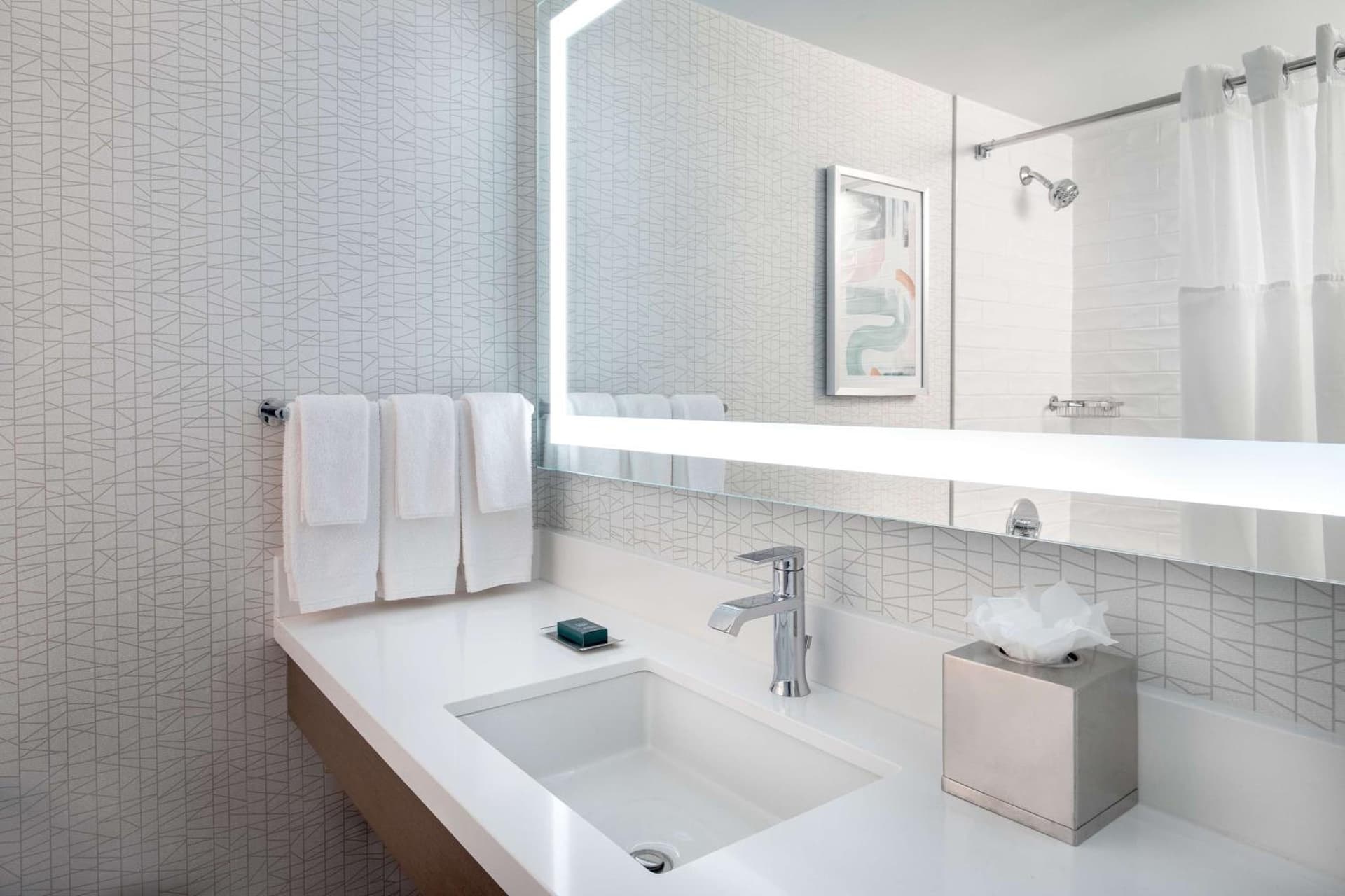 DoubleTree by Hilton Hotel and Conference Center Chicago North Shore gallery photo in Skokie, IL — image 6