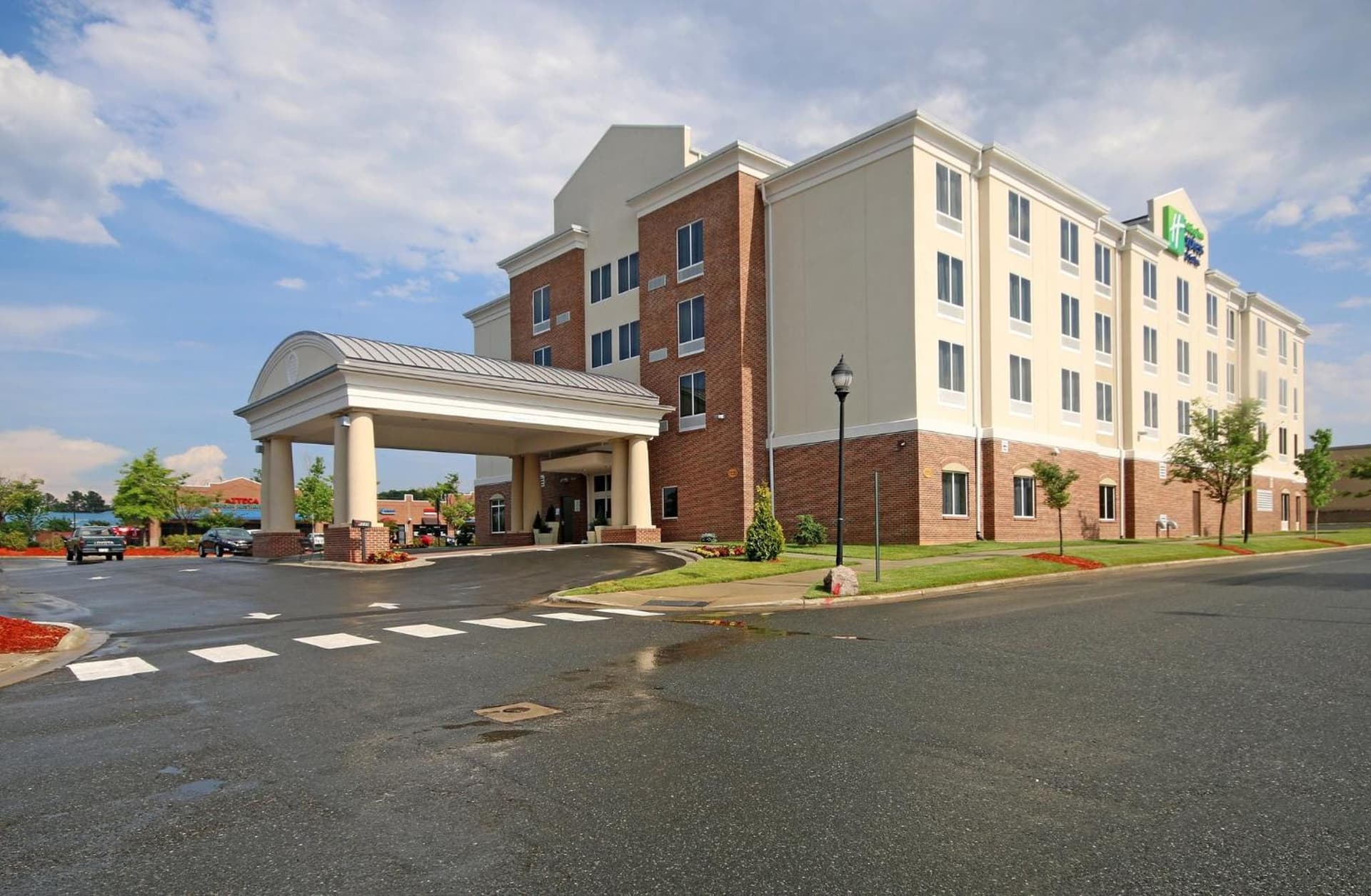 Holiday Inn Express & Suites Charlotte North by IHG featured exterior or lobby in Charlotte, NC — similar hotel