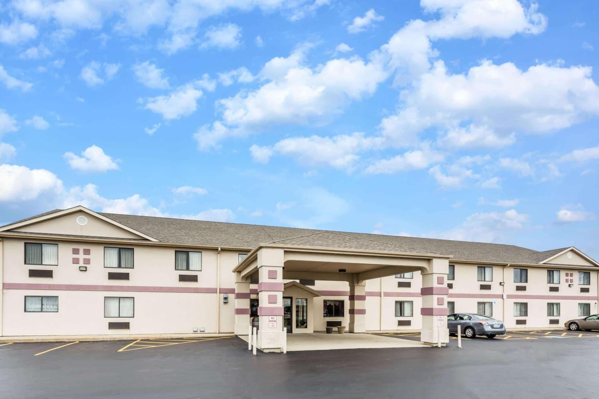 Super 8 by Wyndham Yorkville featured exterior or lobby in Yorkville, IL — similar hotel