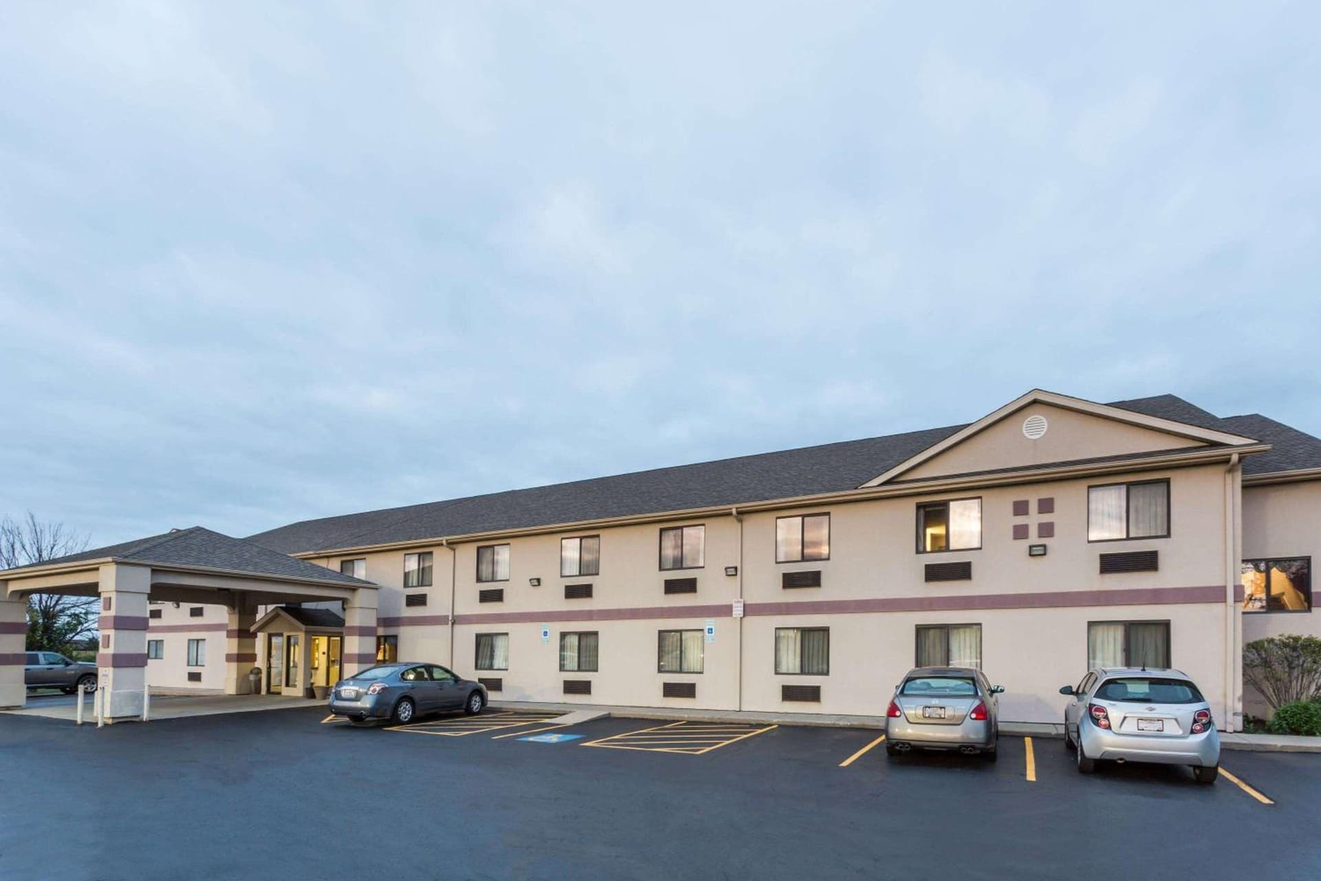 Super 8 by Wyndham Yorkville interior in Yorkville, IL — gallery photo 2