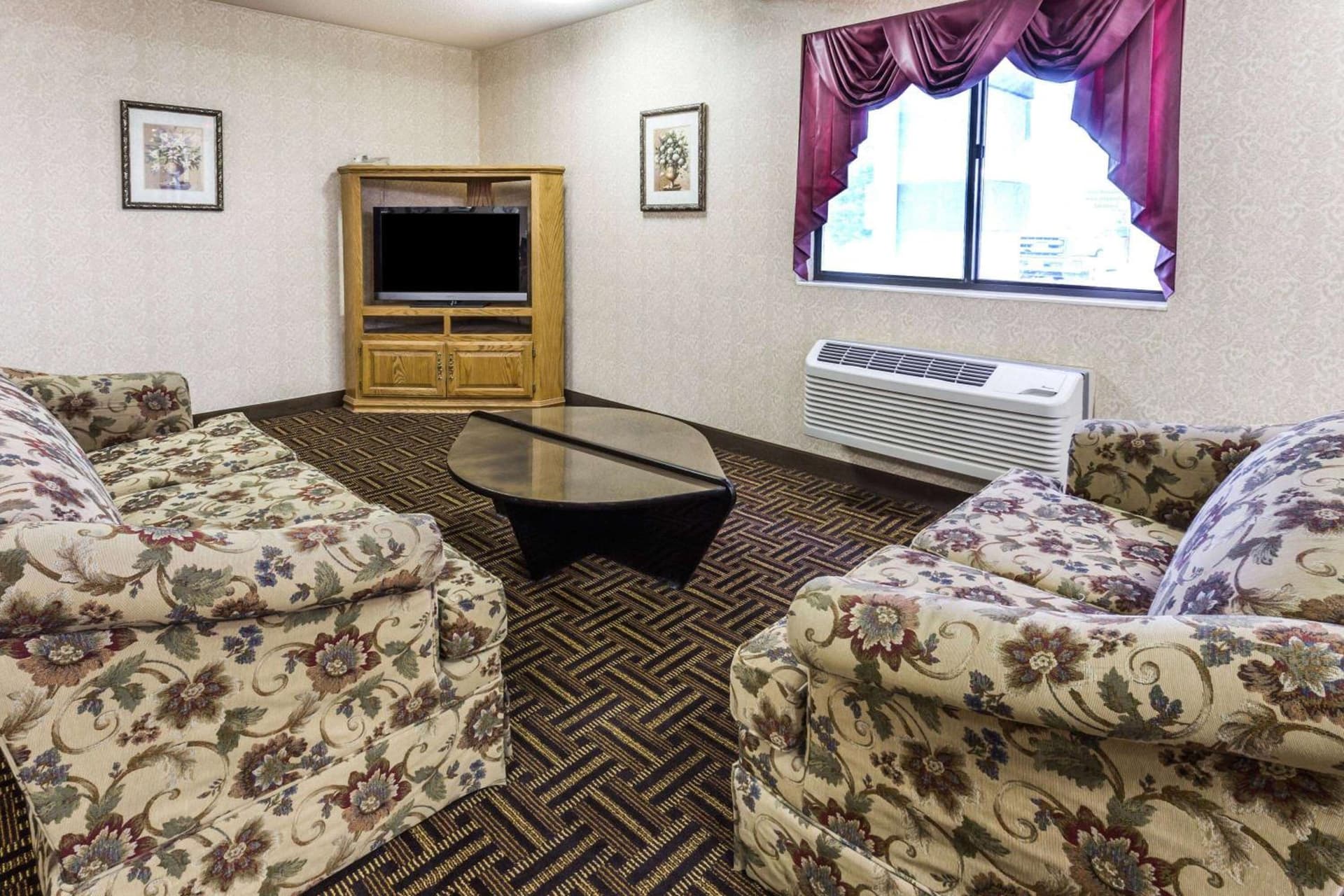 Super 8 by Wyndham Yorkville property views in Yorkville, IL — gallery photo 3