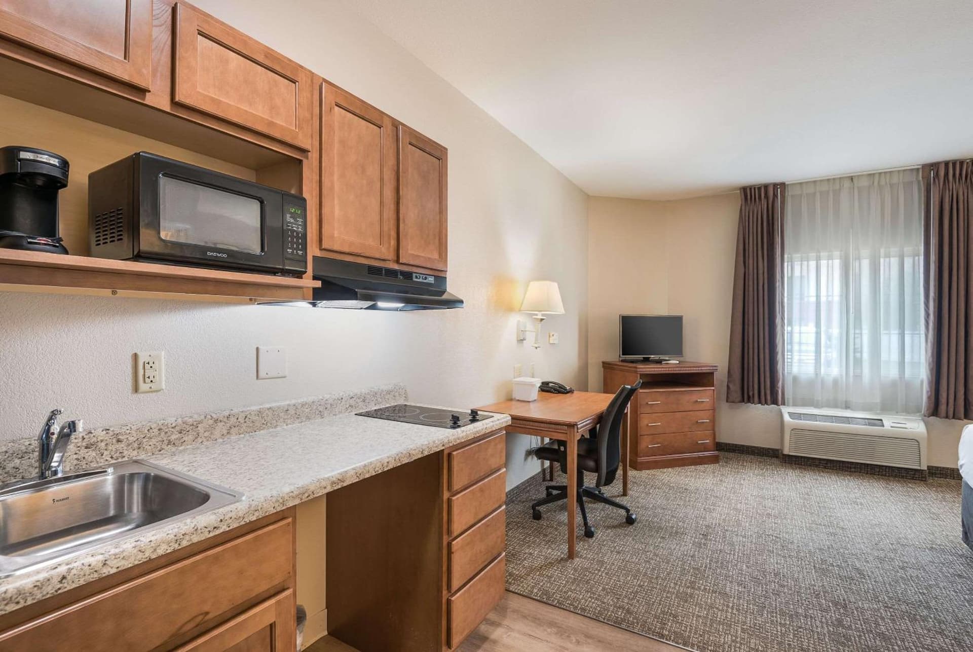 Suburban Studios Waterloo property views in Waterloo, IA — gallery photo 3