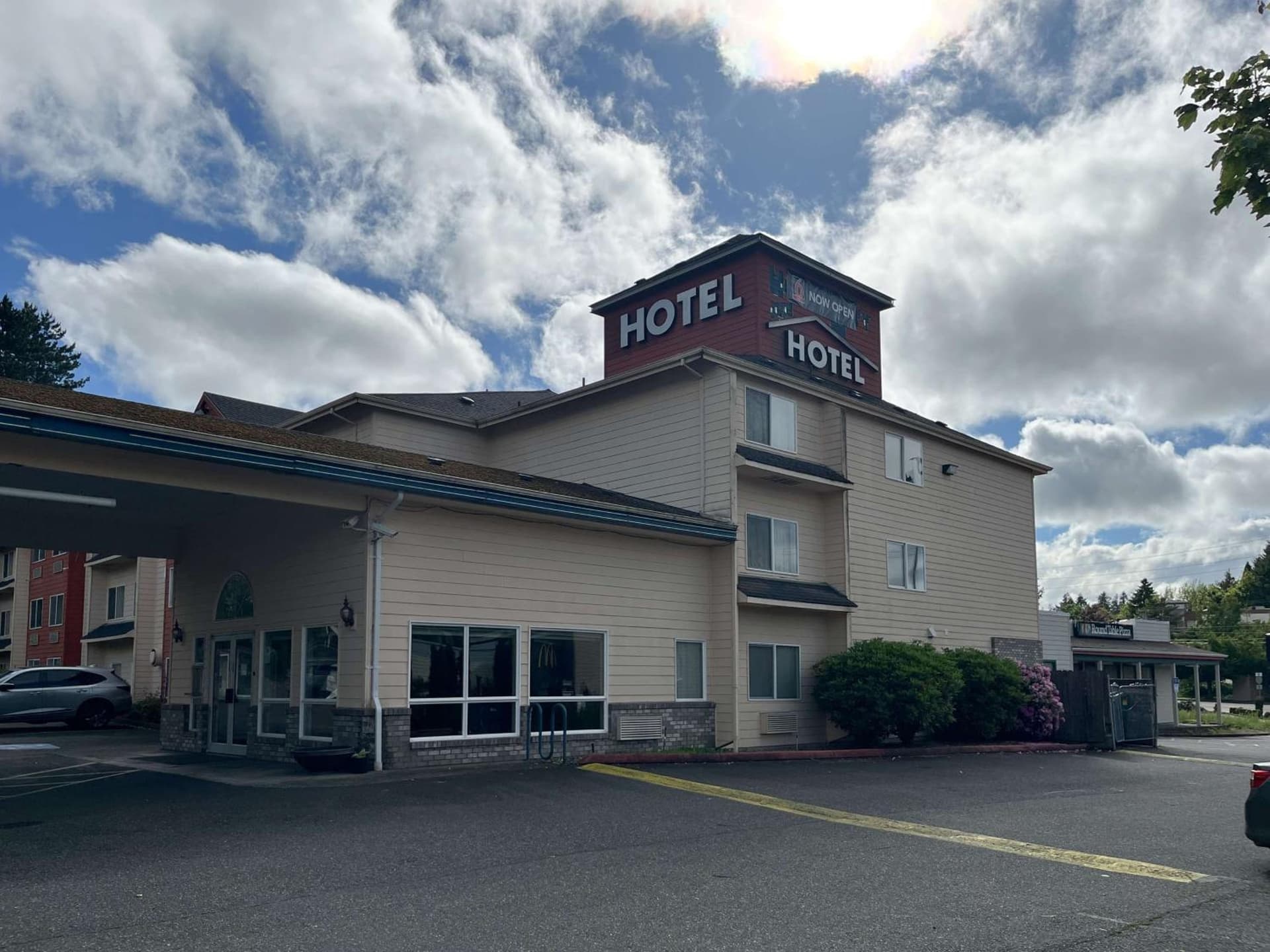 Studio 6 Suites Portland OR I-5 OHSU featured exterior or lobby in Portland, OR — similar hotel