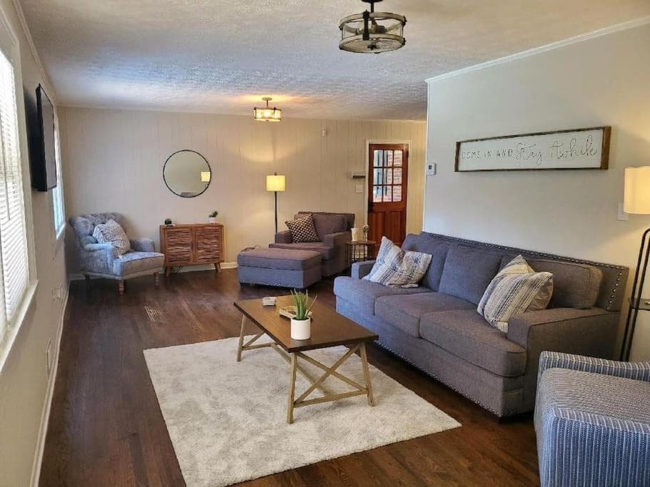 Pine Valley Place 3 Bedroom 2 Bathroom house — hotel in Gainesville, Georgia