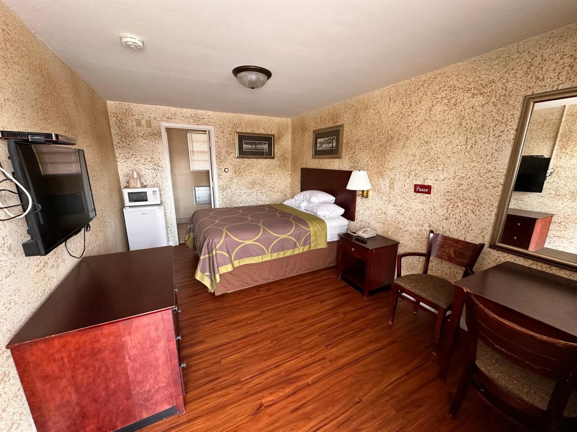 budget inn interior in Jefferson City, MO — gallery photo 2